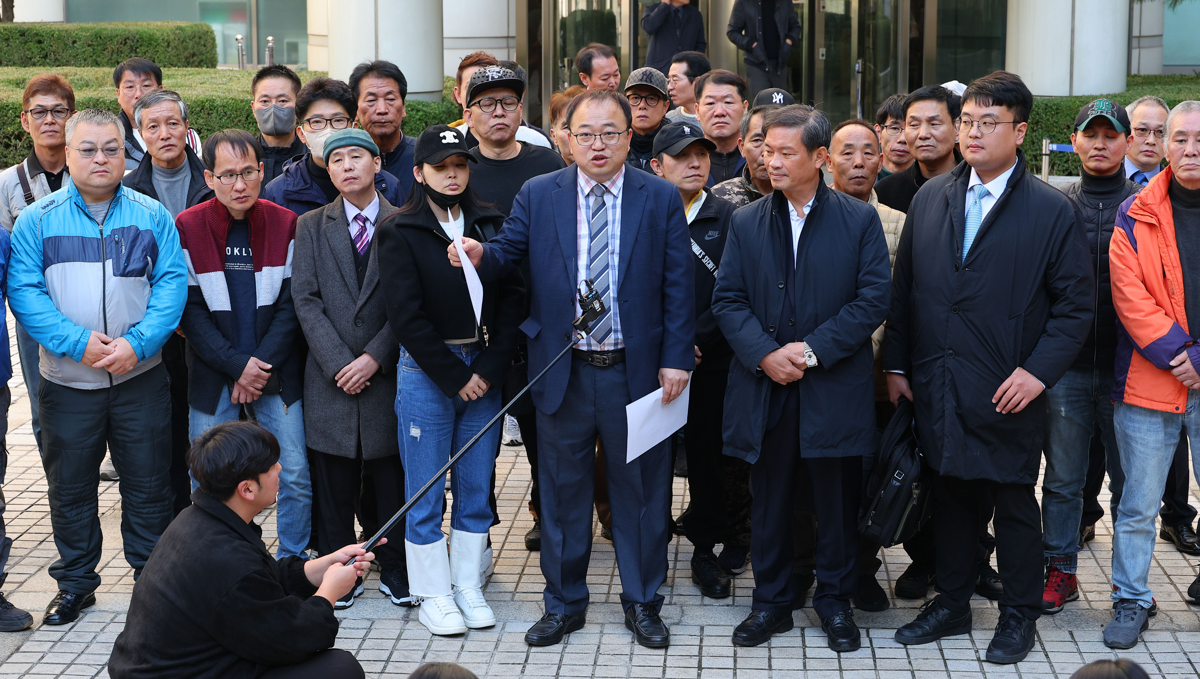 이향직 형제복지원 서울경기피해자협의회 대표가 7일 오후 서울 서초구 서울중앙지방법원 앞에서 대한민국을 상대로 제기한 국가배상 손해배상 소송 2심 선고 공판을 마친 뒤 발언하고 있다. 2024.11.7 연합뉴스