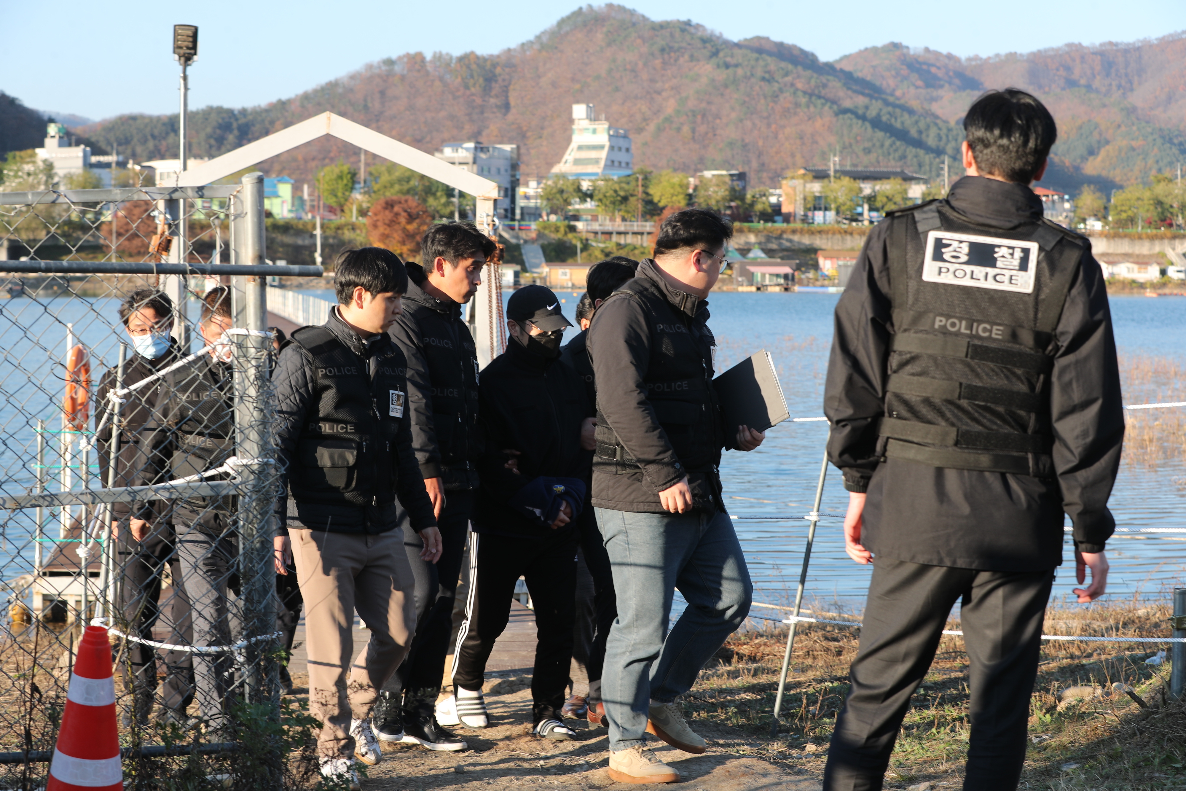 6일 강원 화천군 북한강에서 함께 근무하던 여성 군무원을 살해한 뒤 시신을 훼손하고 북한강에 유기한 현역 군 장교 A씨에 대한 현장 검증이 진행되고 있다. 2024.11.6