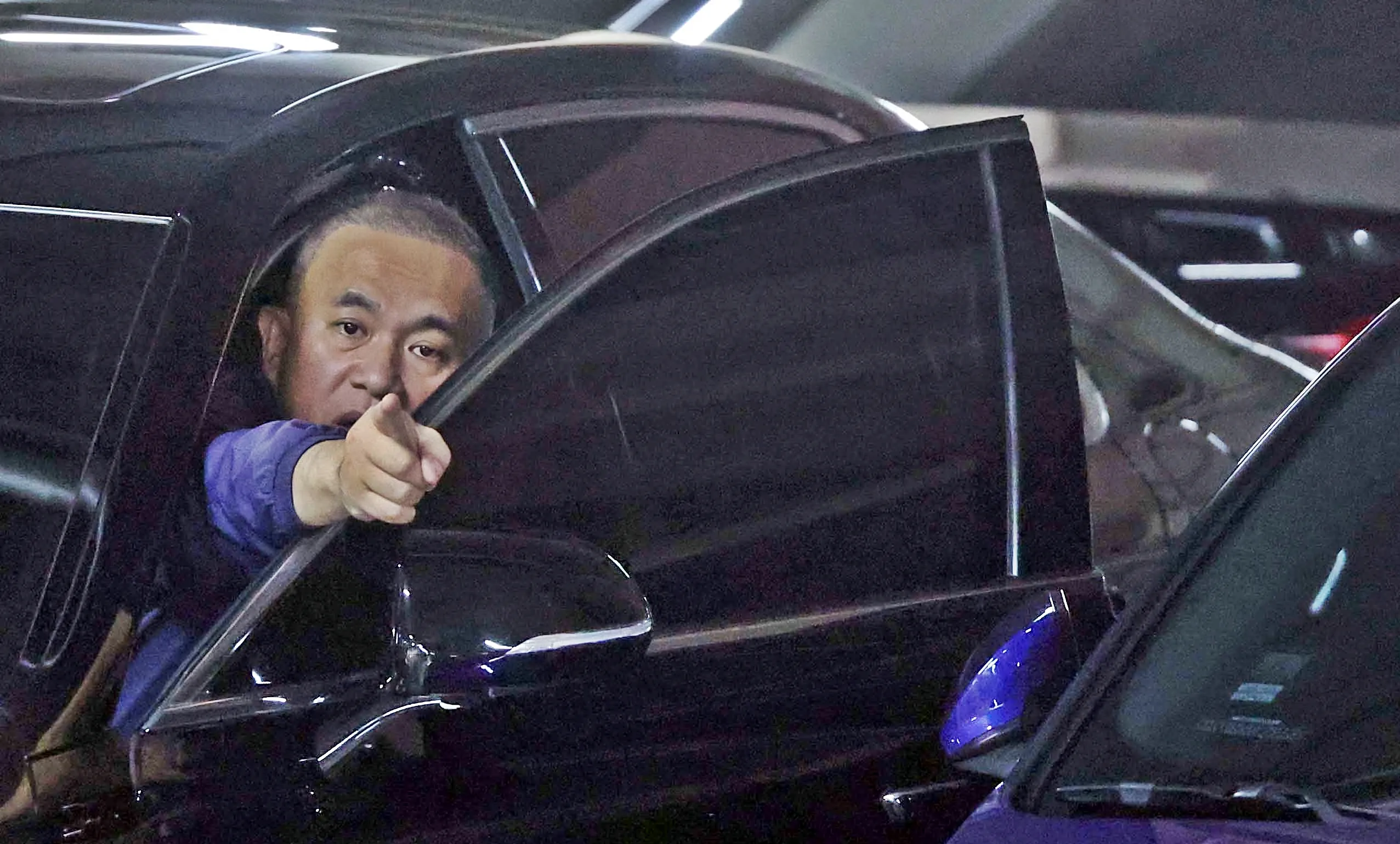 검찰 출석 앞둔 명태균  김건희 여사 공천 개입 의혹과 미래한국연구소의 불법 여론조사 의혹 등 사건의 핵심 인물인 명태균씨가 지난해 11월 경남 창원시 자택 주차장에서 취재진에게 손짓하고 있다. 연합뉴스