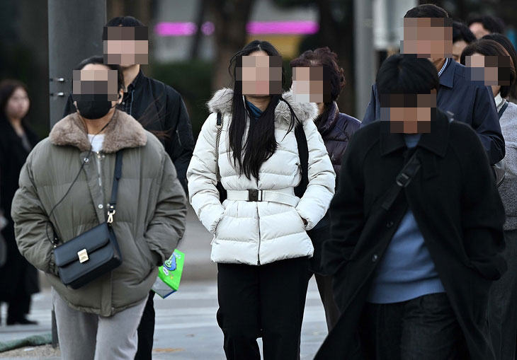 ‘입동’ 아침 기온 영하권… 외투로 중무장한 출근길