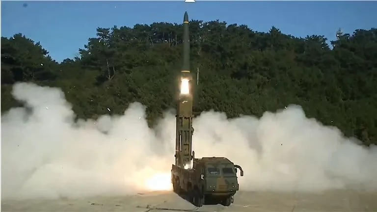 서해상서 열린 지대지미사일 실사격 훈련  지난 7일 서해상에서 북한의 연이은 탄도미사일 도발에 대응하기 위한 ‘지대지미사일 실사격 훈련’에서 현무 지대지미사일을 발사하고 있다. (합동참모본부 제공) 2024.11.8/뉴스1