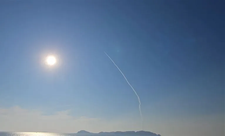 적 도발원점을 향해 날아가는 현무 지대지미사일  지난 7일 서해상에서 북한의 연이은 탄도미사일 도발에 대응하기 위한 ‘지대지미사일 실사격 훈련’에서 현무 지대지미사일을 발사하고 있다. (합동참모본부 제공) 2024.11.8/뉴스1