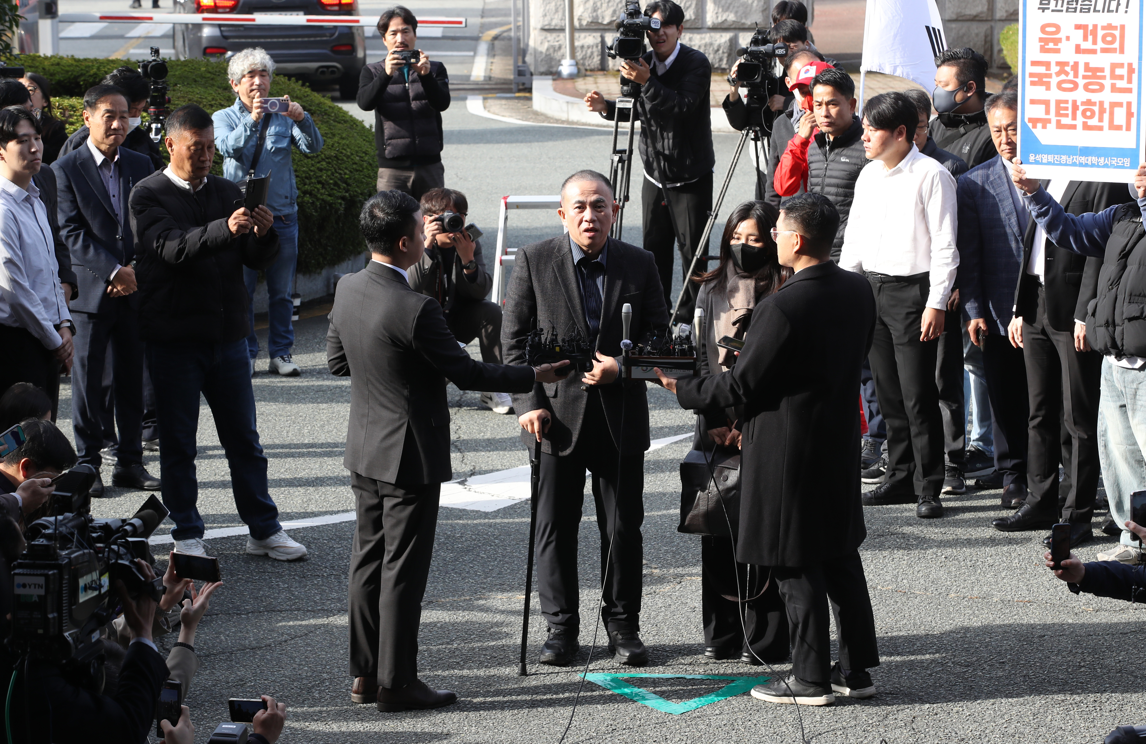 ‘정치자금법 위반’ 명태균, 검찰 소환조사 출석