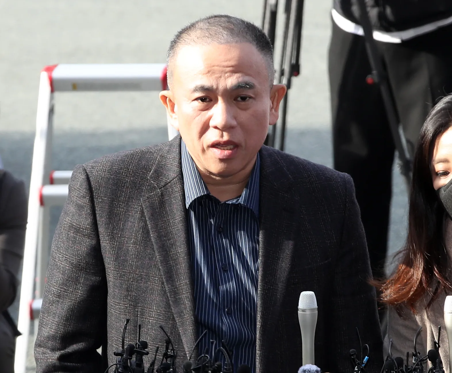 명태균, 피의자신분 검사 조사 출석  ‘윤석열 대통령 부부 공천 개입 의혹’의 핵심 인물인 명태균 씨가 8일 오전 정치자금법 위반 혐의 피의자 신분으로 검찰 조사를 받기 위해 경남 창원시 성산구 창원지방검찰청으로 출석하며 취재진 질문에 답하고 있다. 2024.11.8/뉴스1