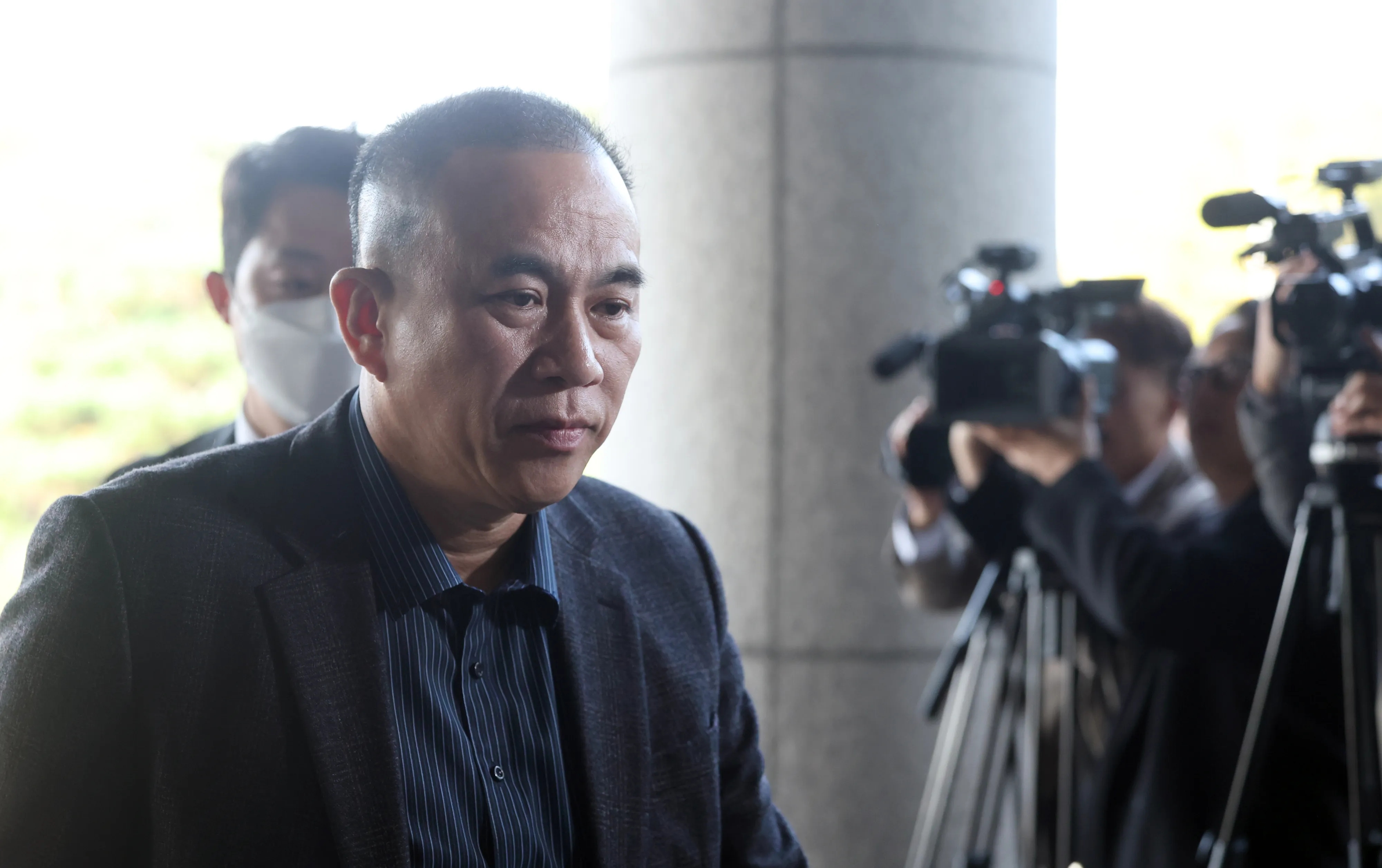 명태균 8일 오전 검찰 출석  김건희 여사 공천 개입 의혹과 미래한국연구소의 불법 여론조사 의혹 등 사건의 핵심 인물인 명태균 씨가 8일 오전 경남 창원시 성산구 창원지방검찰청(창원지검)에 출석하고 있다. 2024.11.8연합뉴스