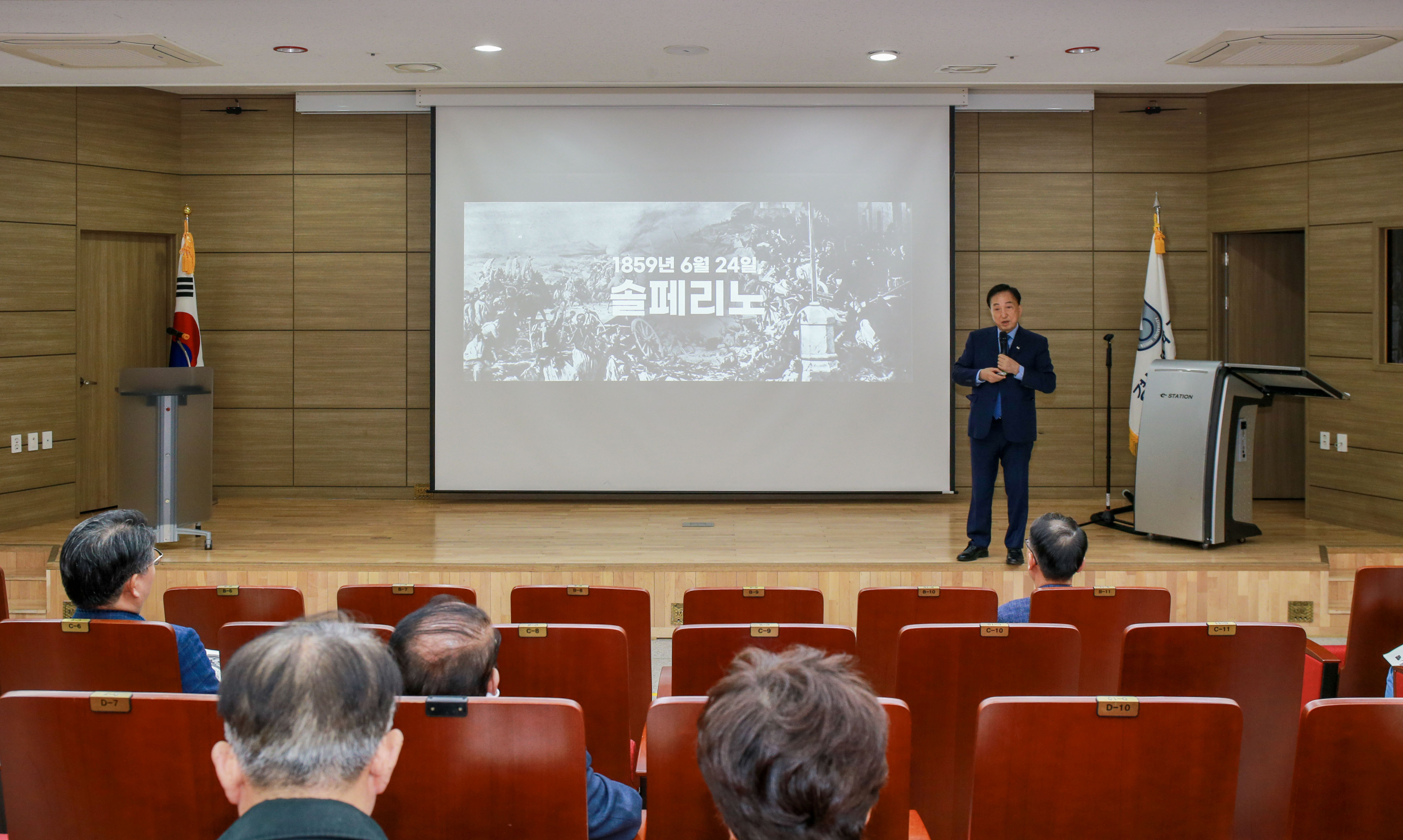 경남대학교 행정대학원 김철수 대한적십자사 회장 초청 특강 모습. 2024.11.8. 경남대 제공