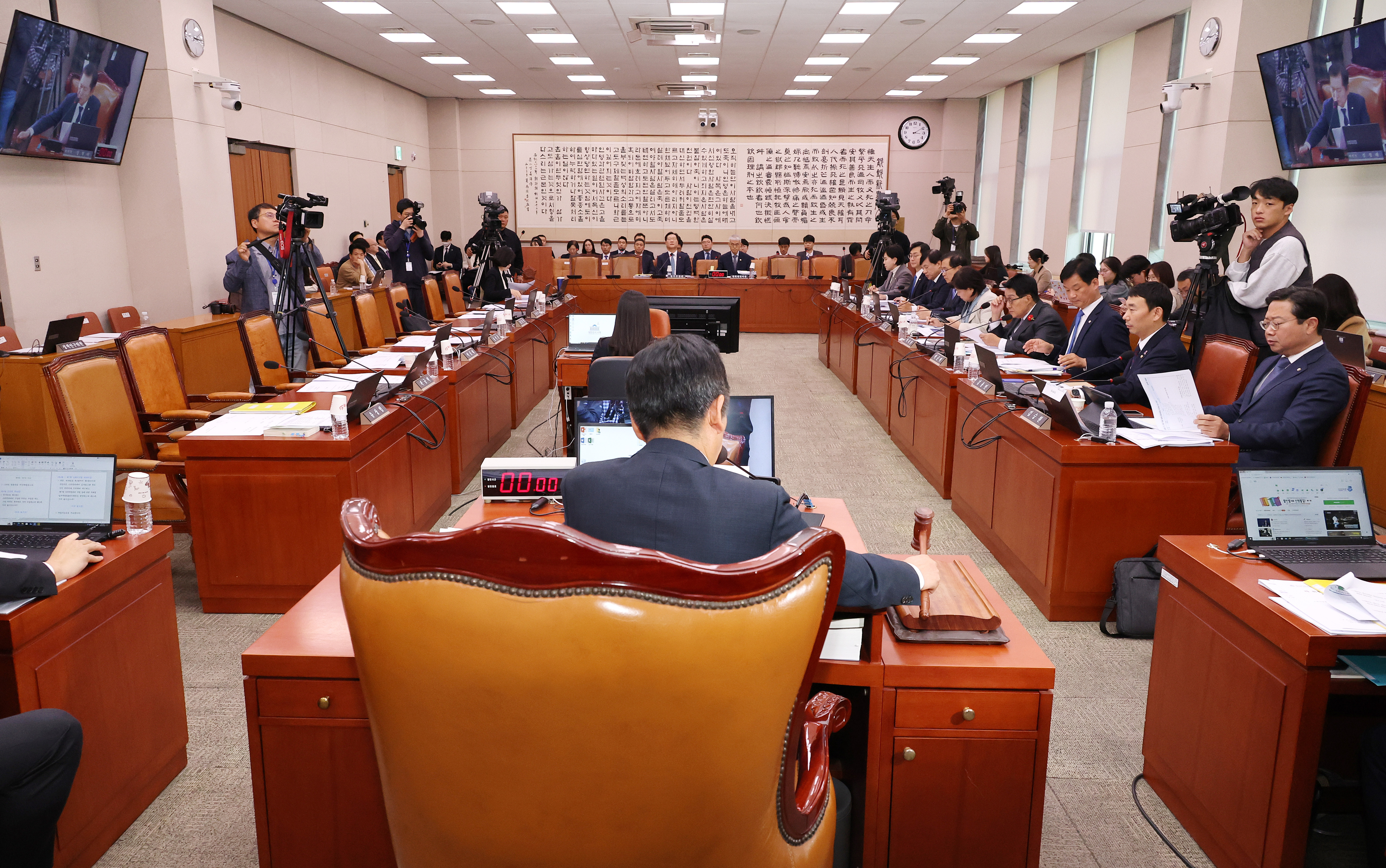 8일 오후 국회에서 속개된 국회 법제사법위원회 전체회의에서 김건희 여사 특검법 등 법안 34건이 야권 주도로 의결되고 있다. 2024.11.8 연합뉴스