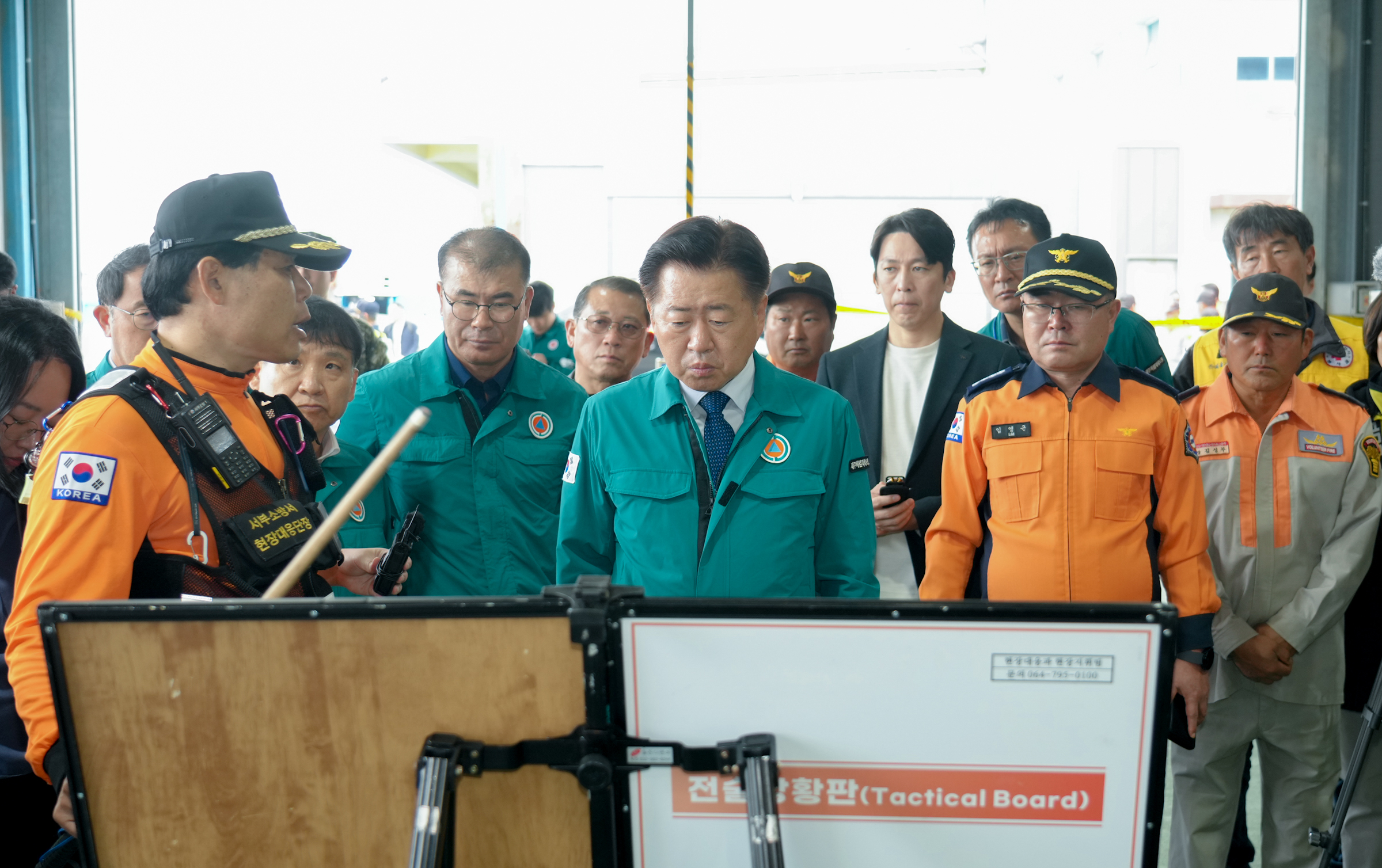 오영훈 제주도지사가 8일 오후 한림항 선원복지회관에 설치된 사고수습 현장상황실을 방문해 구조진행상황을 듣고 있다. 제주도 제공