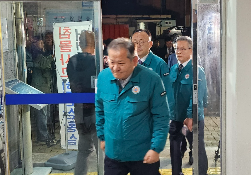 이상민 행정안전부장관이 8일 오후 9시쯤 제주시 한림항 선원복지회관 가족대기실에 들어서고 있다. 제주 강동삼 기자