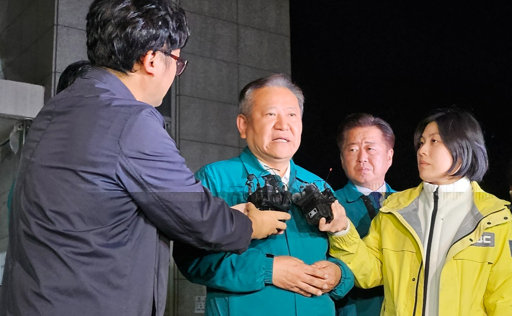 이상민 행안부장관이 8일 오후 제주 한림항 선원복지화관 가족 대기실를 방문한 뒤 나와 기자들과 회견하고 있다. 제주 강동삼 기자