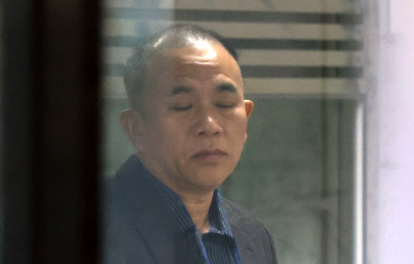 눈 감은 명태균