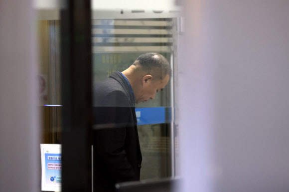 고개 숙인 명태균