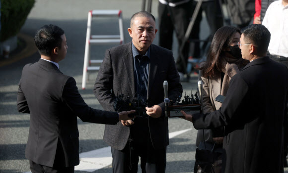 검찰 출석하는 명태균