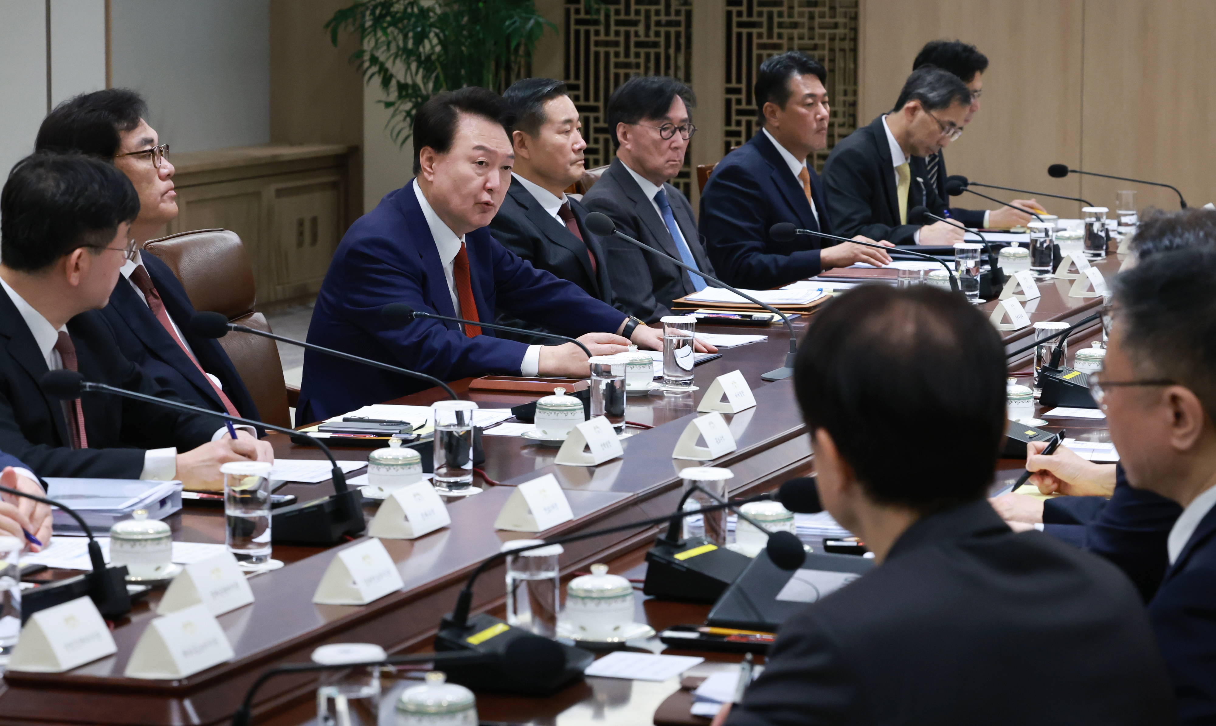 윤석열 대통령이 10일 서울 용산 대통령실에서 열린 ‘대외 여건 변화에 따른 긴급 경제·안보 점검 회의’에 참석해 발언하고 있다. 2024.11.10 뉴시스