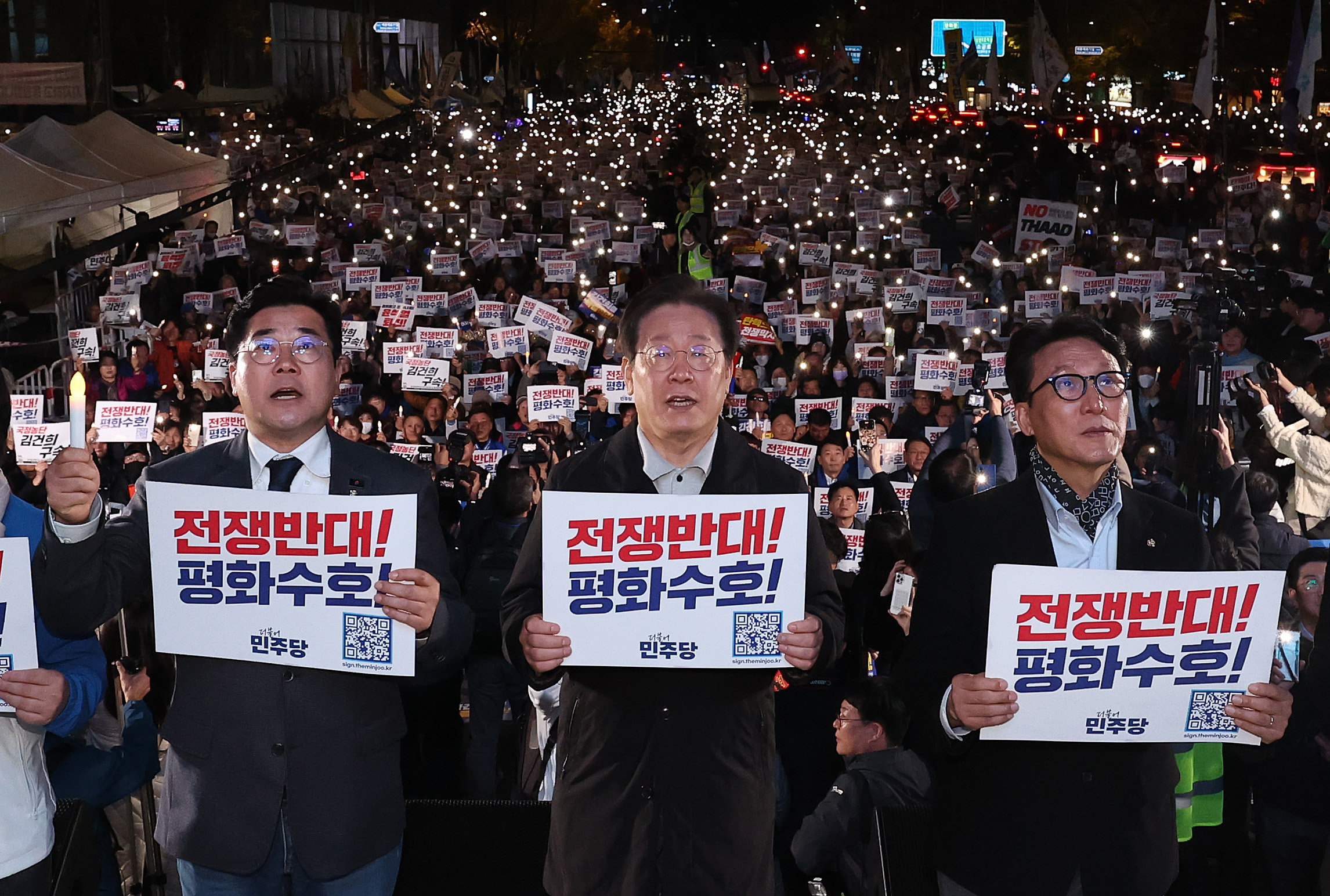 이재명 대표(가운데)가 지난 9일 서울 숭례문 인근에서 열린 ‘김건희·윤석열 국정농단 규탄·특검 촉구 제2차 국민행동의 날’에서 ﻿구호를 외치는 모습. 연합뉴스