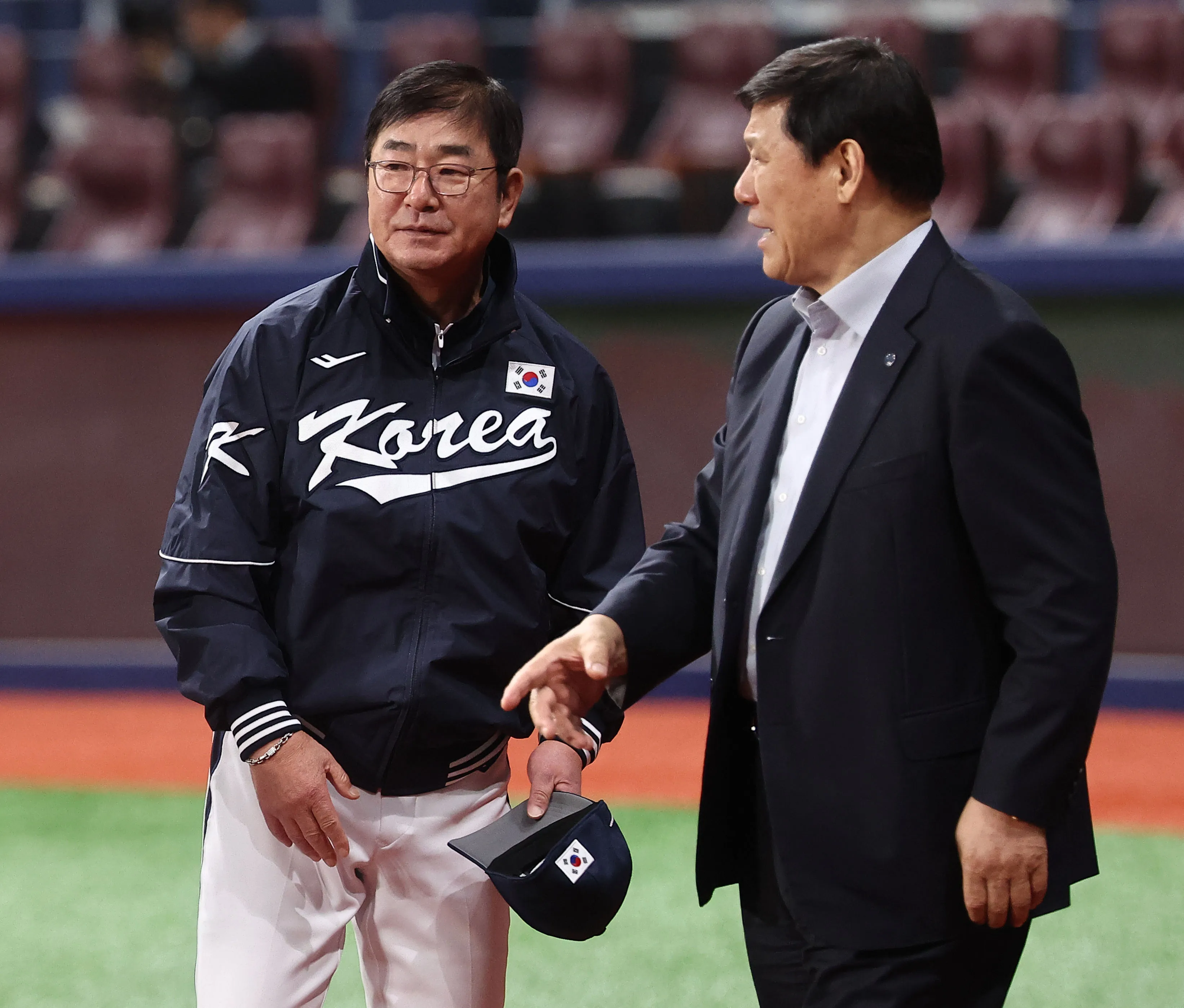대화 나누는 허구연 총재-류중일 감독  한국 야구 대표팀 류중일 감독과 허구연 KBO 총재가 지난 6일 서울 고척스카이돔에서 상무 야구단과의 연습 경기를 마친 뒤 이야기를 나누고 있다. 연합뉴스