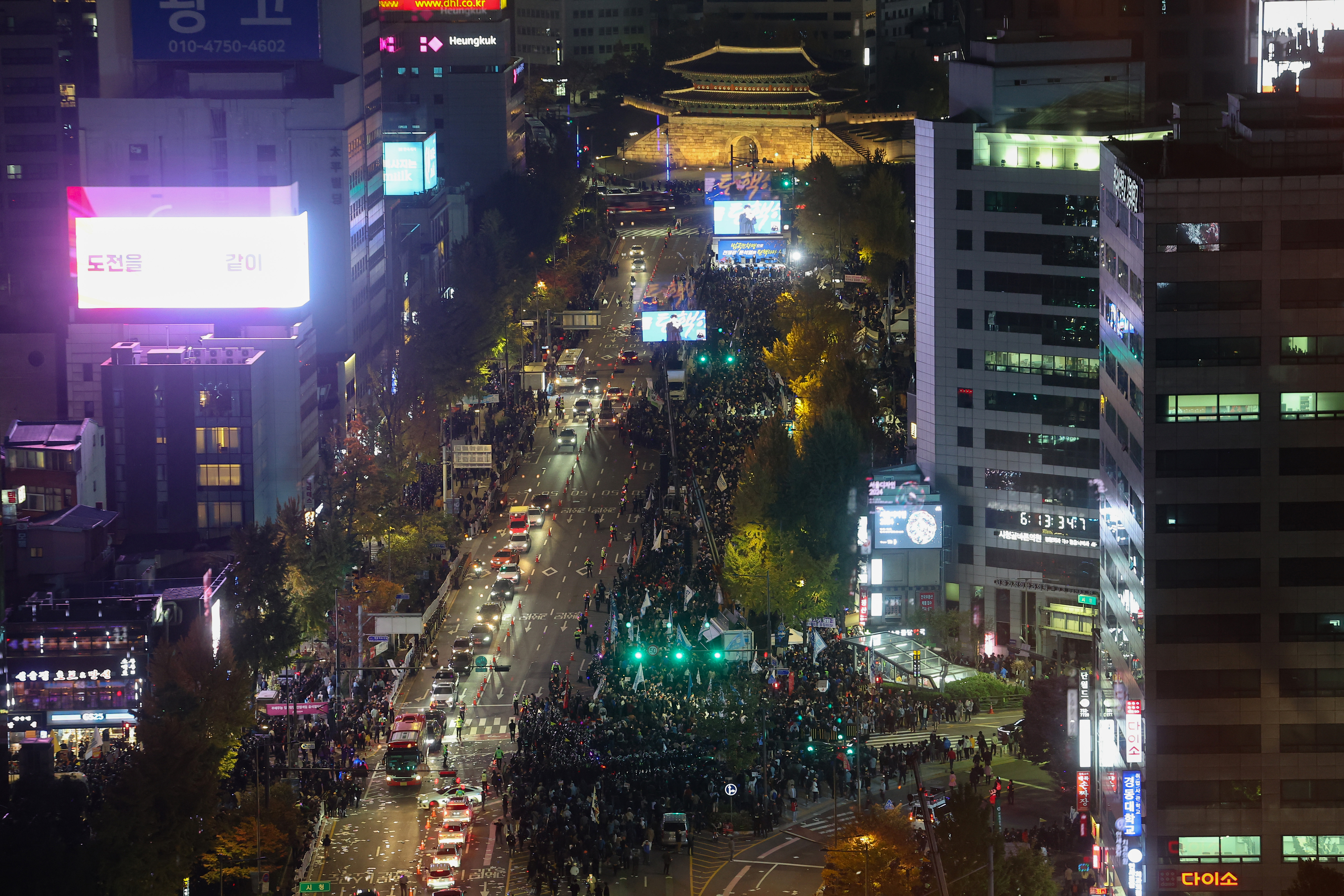 주말인 9일 저녁 서울 중구 숭례문 일대에서 ‘촛불행동 114차 촛불대행진’ 등 야간 집회가 열리고 있다.  2024.11.9 연합뉴스