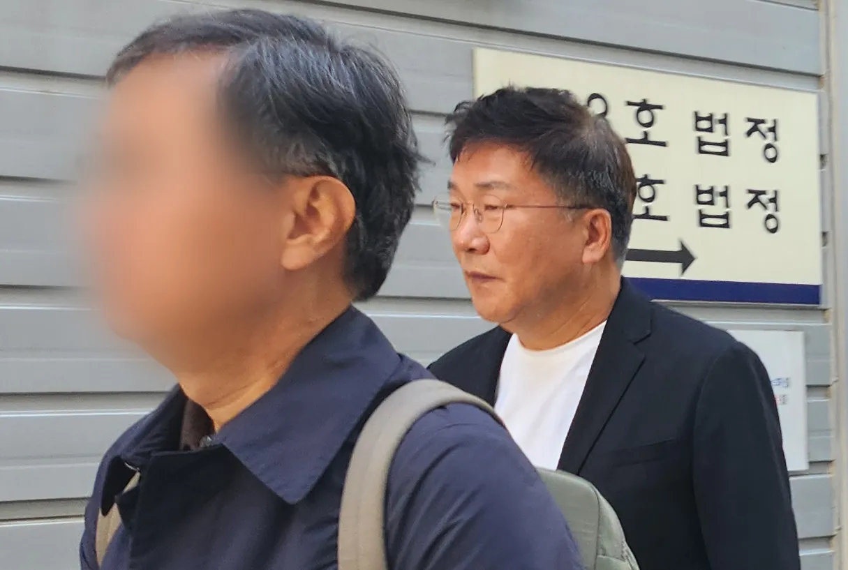 선우은숙의 친언니를 강제 추행한 혐의로 재판에 넘겨진 방송인 유영재가 12일 경기 성남시 수정구 수원지방법원 성남지원에서 열린 첫 재판 후 법정 밖으로 나오고 있다. 2024.11.12 뉴스1