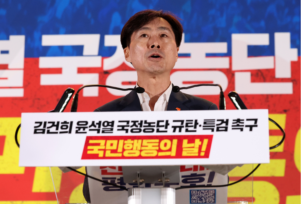 한창민 사회민주당 대표가 9일 서울 세종대로에서 더불어민주당이 주최한 제2차 김건희 윤석열 국정농단 규탄·특검 촉구 국민행동의 날!에서 발언을 하고 있다. 2024.11.09. 20 뉴시스