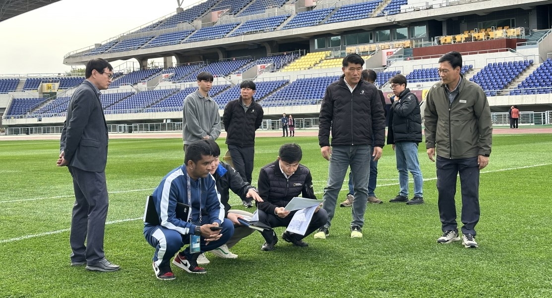 아시아축구연맹 경기감독관이 지난 8일 광주월드컵 경기장의 잔디상태와 골대규격 및 위치, 라인마킹 등을 점검하고 있다. 광주광역시 제공