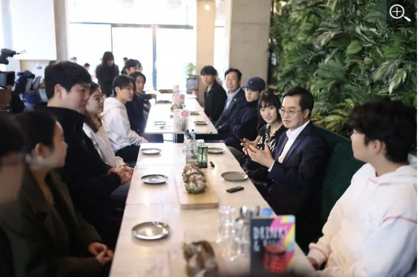 김 지사가 지난달 30일(현지시간) 네덜란드 에인트호번공대를 찾아 한국 유학생과 오찬 간담회를 갖고 있다.
경기도 제공