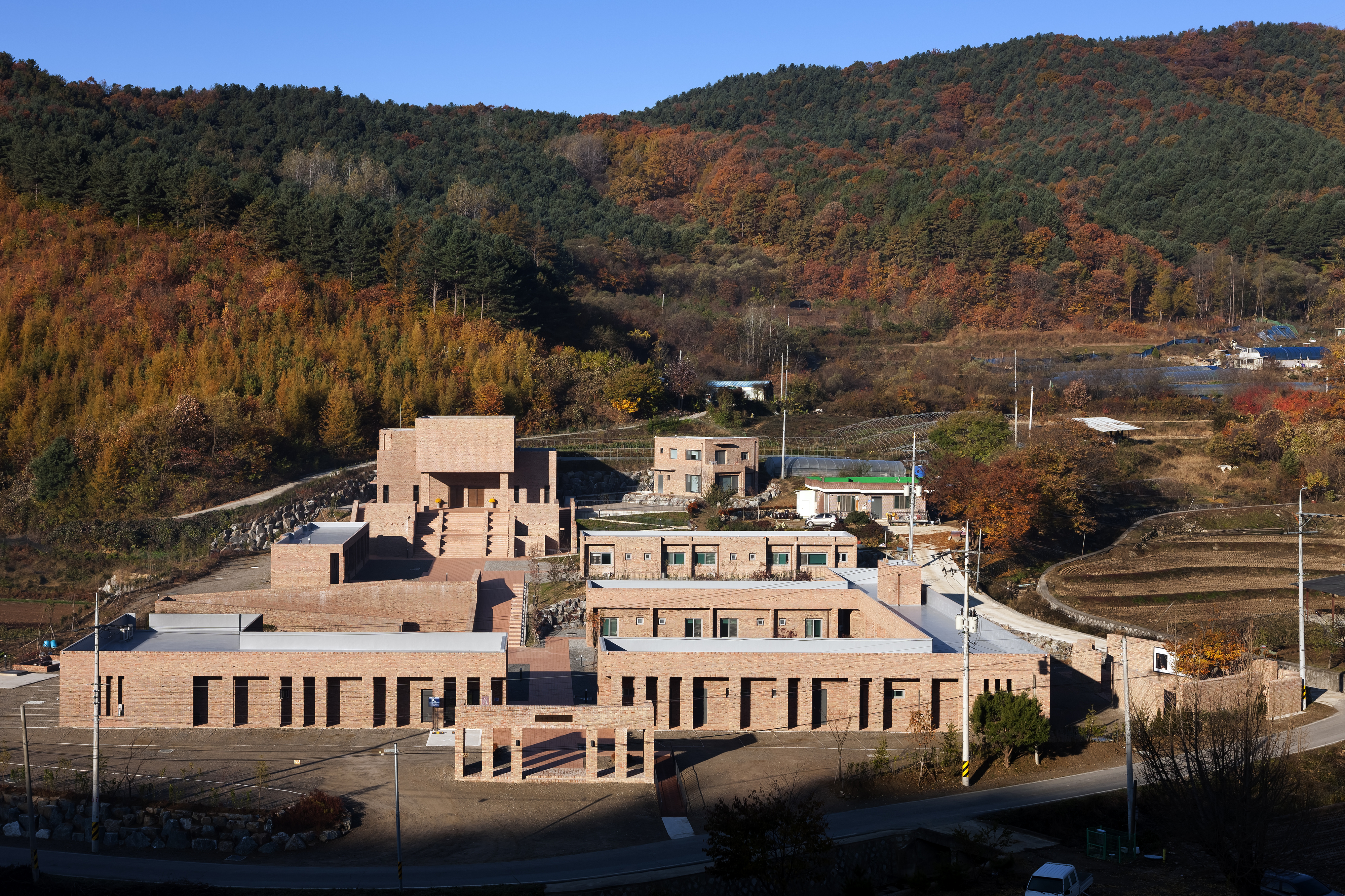 구례 화엄사의 길을 원용한 제따와나 선원의 전경. 법당을 향해 세 번 꺾으며 들어가도록 했다.  박영채 제공