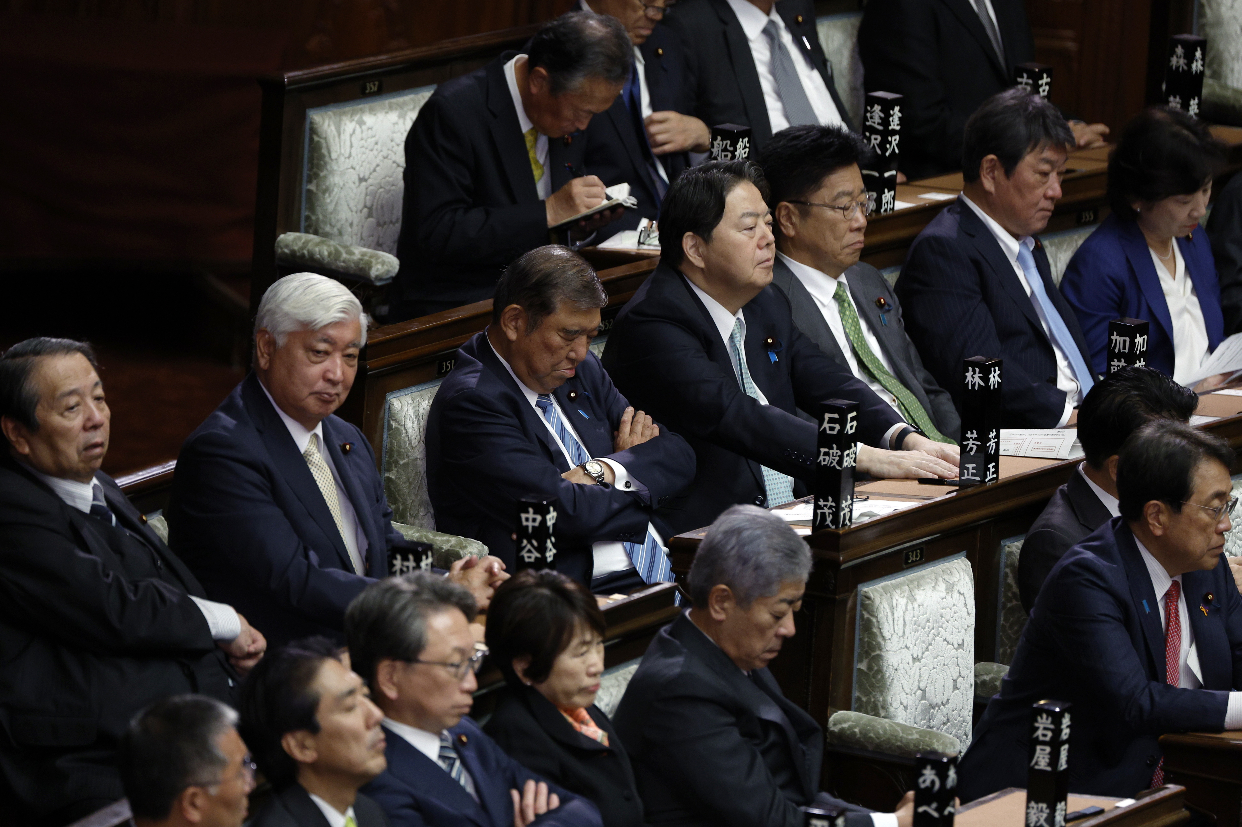 이시바 시게루 일본 총리가 11일 중의원(하원) 본회의 총리지명 선거 도중 눈을 감은 채 고개를 숙이고 있다. EPA 연합뉴스