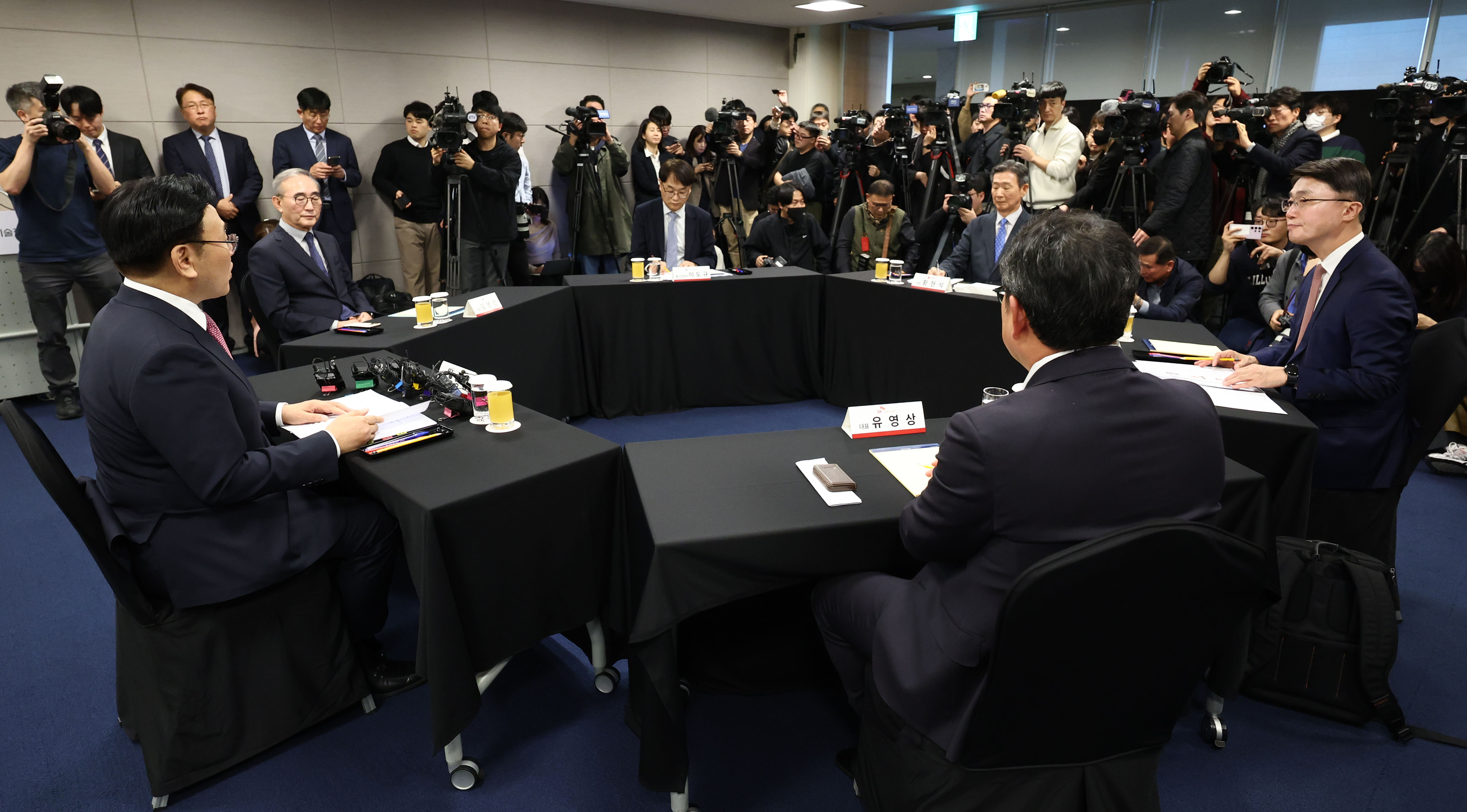 유상임 과학기술정보통신부 장관이 13일 서울 중구 대한상공회의소에서 열린 과기정통부 장관-통신사 CEO 간담회에서 발언하고 있다.  이날 간담회에는 김영섭 KT 대표, 유영상 SK텔레콤 대표, 황현식 LG유플러스가 참석했다. 2024.11.13 연합뉴스