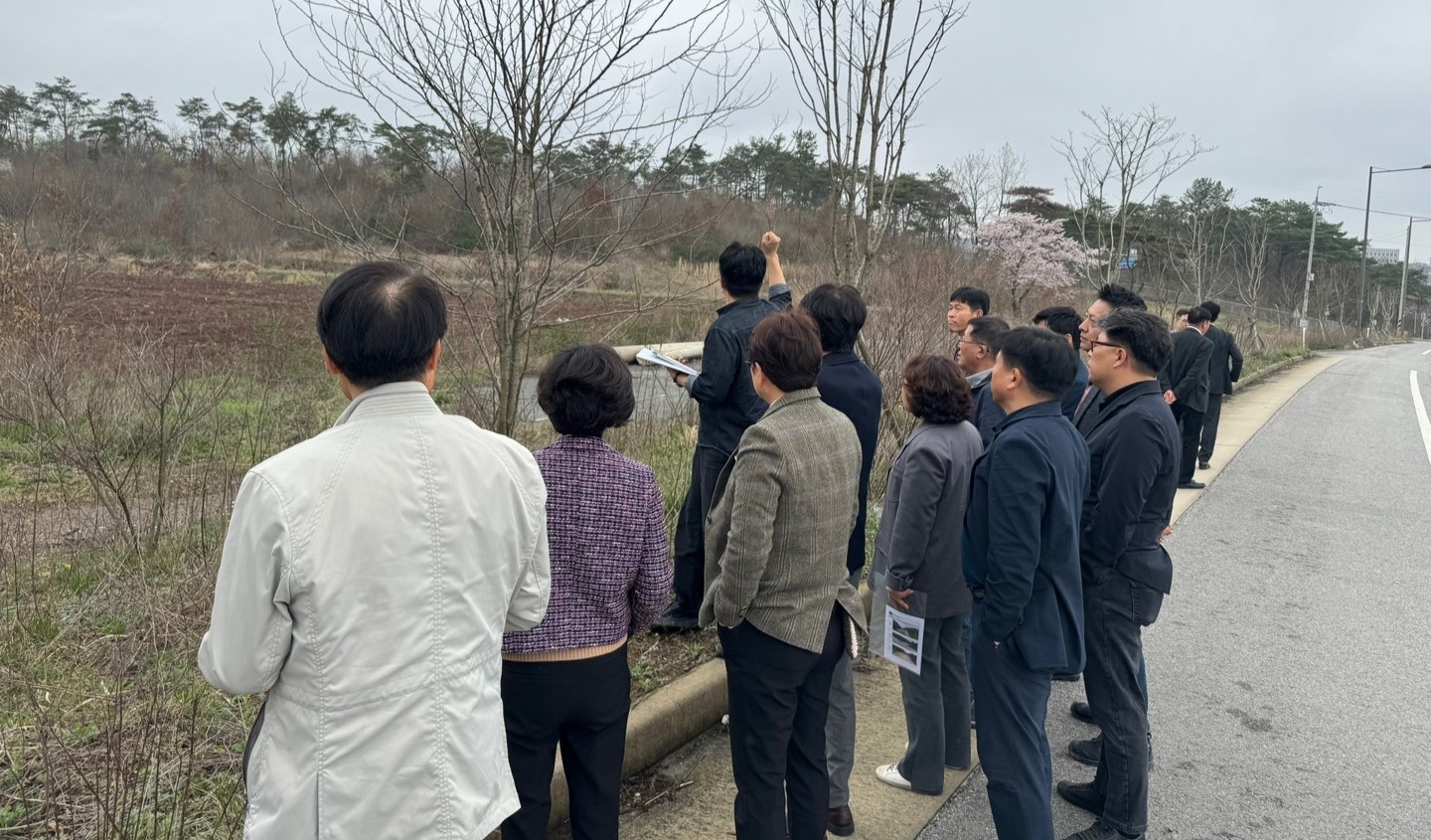 광주 자원회수시설 입지선정위원들이 올 초 진행된 2차 공모 당시 광주지역 입지 후보지를 둘러보고 있다. 광주광역시 제공