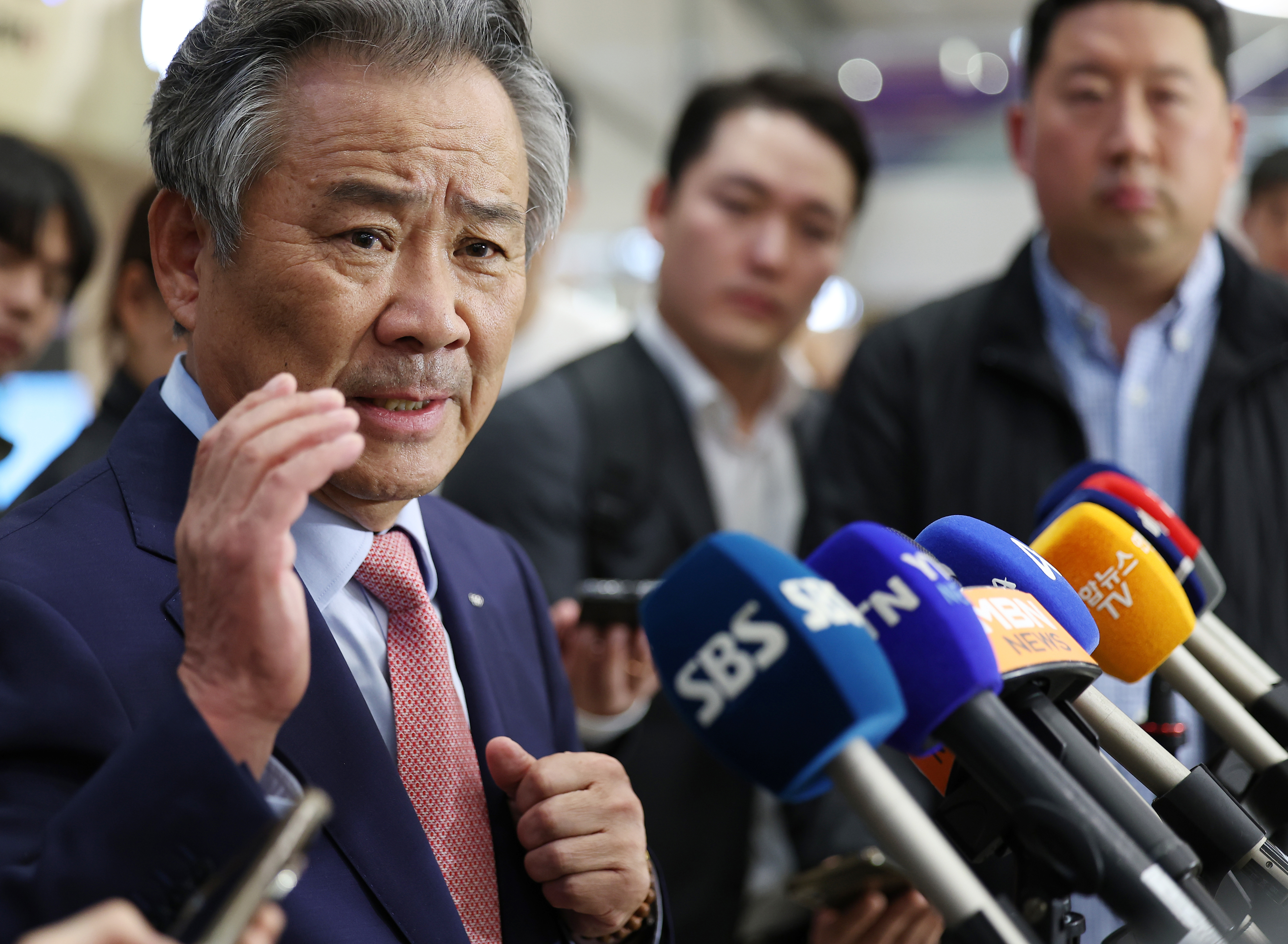 이기흥 대한체육회장이 13일 오후인천국제공항 제2여객터미널에서 취재진 질문에 답하고 있다. 연합뉴스