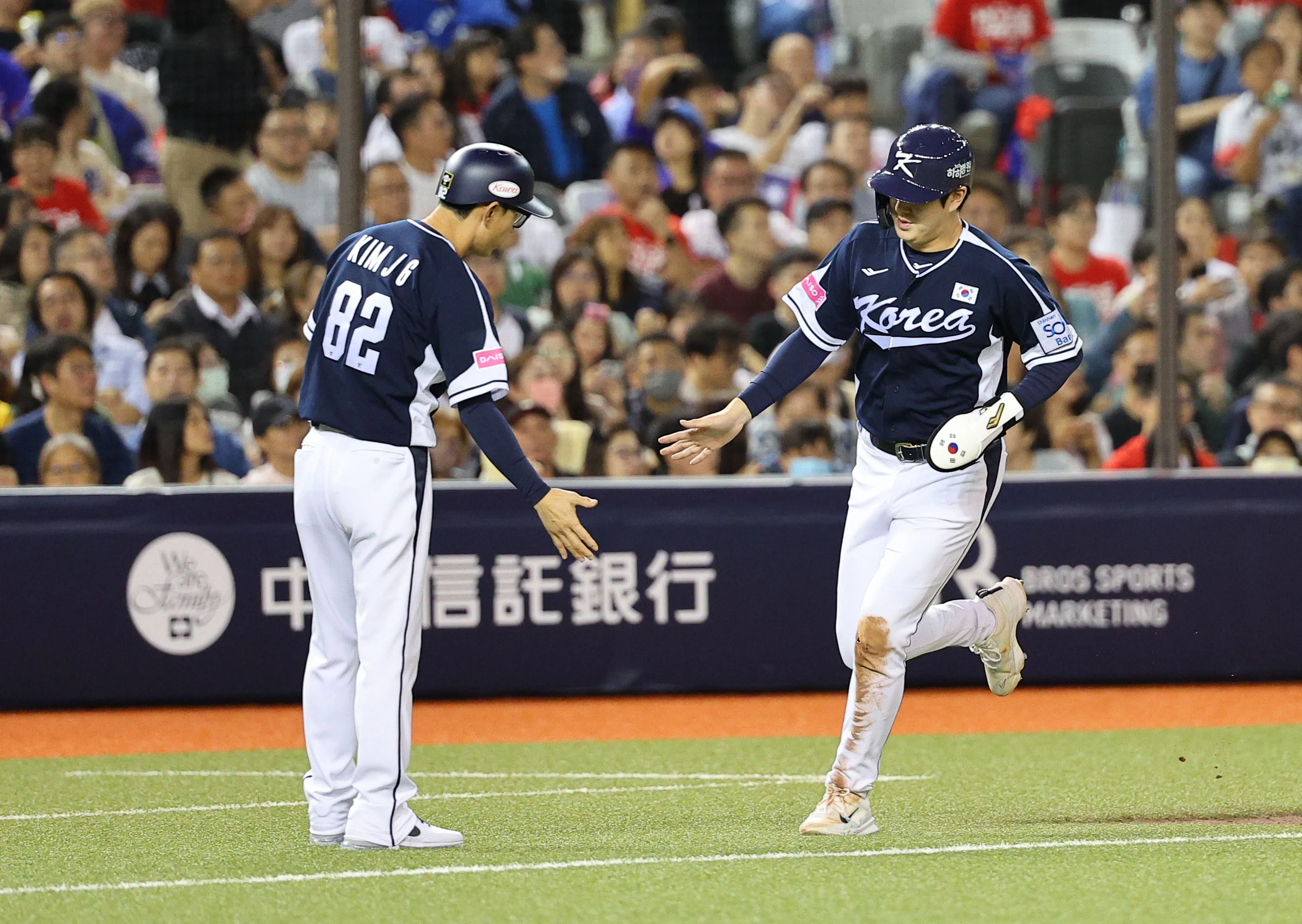 ‘1점이요’  13일 오후 대만 타이베이돔에서 열린 세계야구소프트볼연맹(WBSC) 프리미어12 2024 B조 조별리그 대한민국과 대만의 경기. 7회초 1사에서 나승엽이 솔로 홈런을 치고 3루를 돌아 홈으로 달려가고 있다. 타이베이 연합뉴스