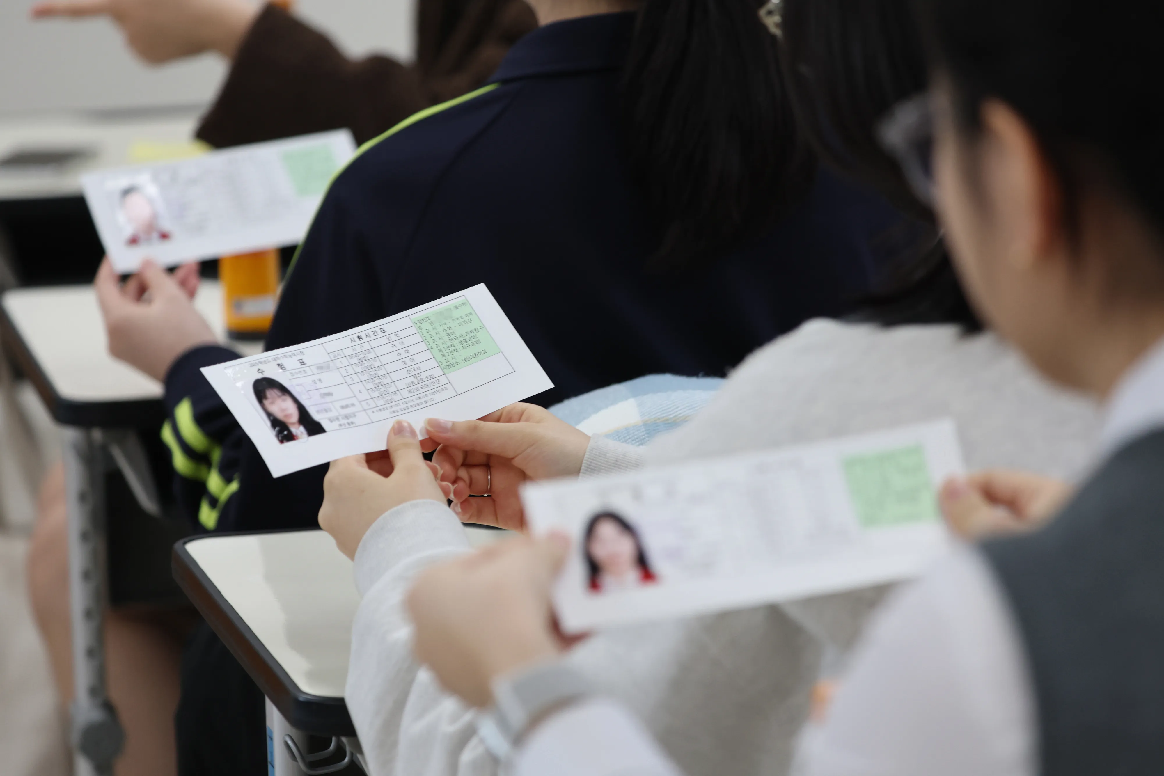 수험표 보며 시험장소 확인  2025학년도 대학수학능력시험을 하루 앞둔 13일 오전 부산 금정구 동래여고에서 수험생이 수험표와 음료수를 받아 들고 있다. 부산에서는 2만7356명이 수험생이 14일 부산지역 58개 시험장에서 수능 시험에 응시한다. 2024.11.13 연합뉴스