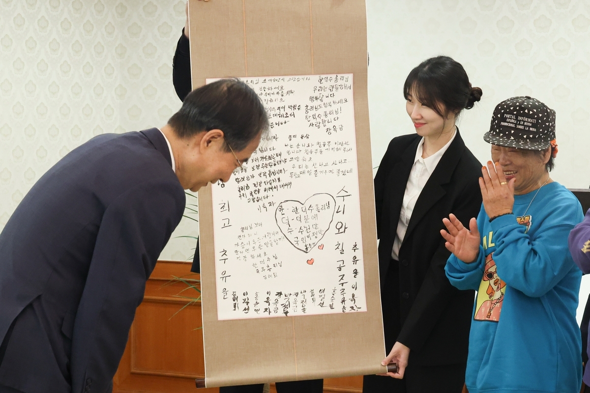 한덕수 총리가 최근 접견실에서 칠곡 할매래퍼그룹 ‘수니와 칠공주’에게 감사 인사를 하고 있다.  칠곡군 제공