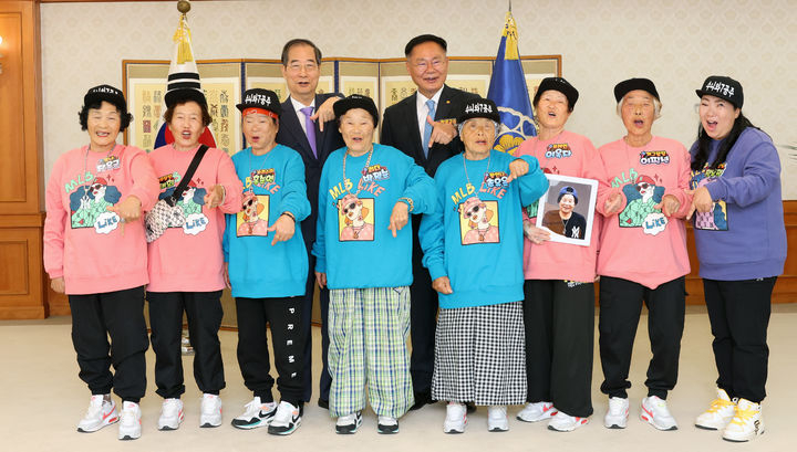 한덕수(뒷줄 왼쪽) 총리가 접견실에서 칠곡 할매래퍼그룹 ‘수니와 칠공주’와 기념사진을 찍고 있다 . 칠곡군 제공