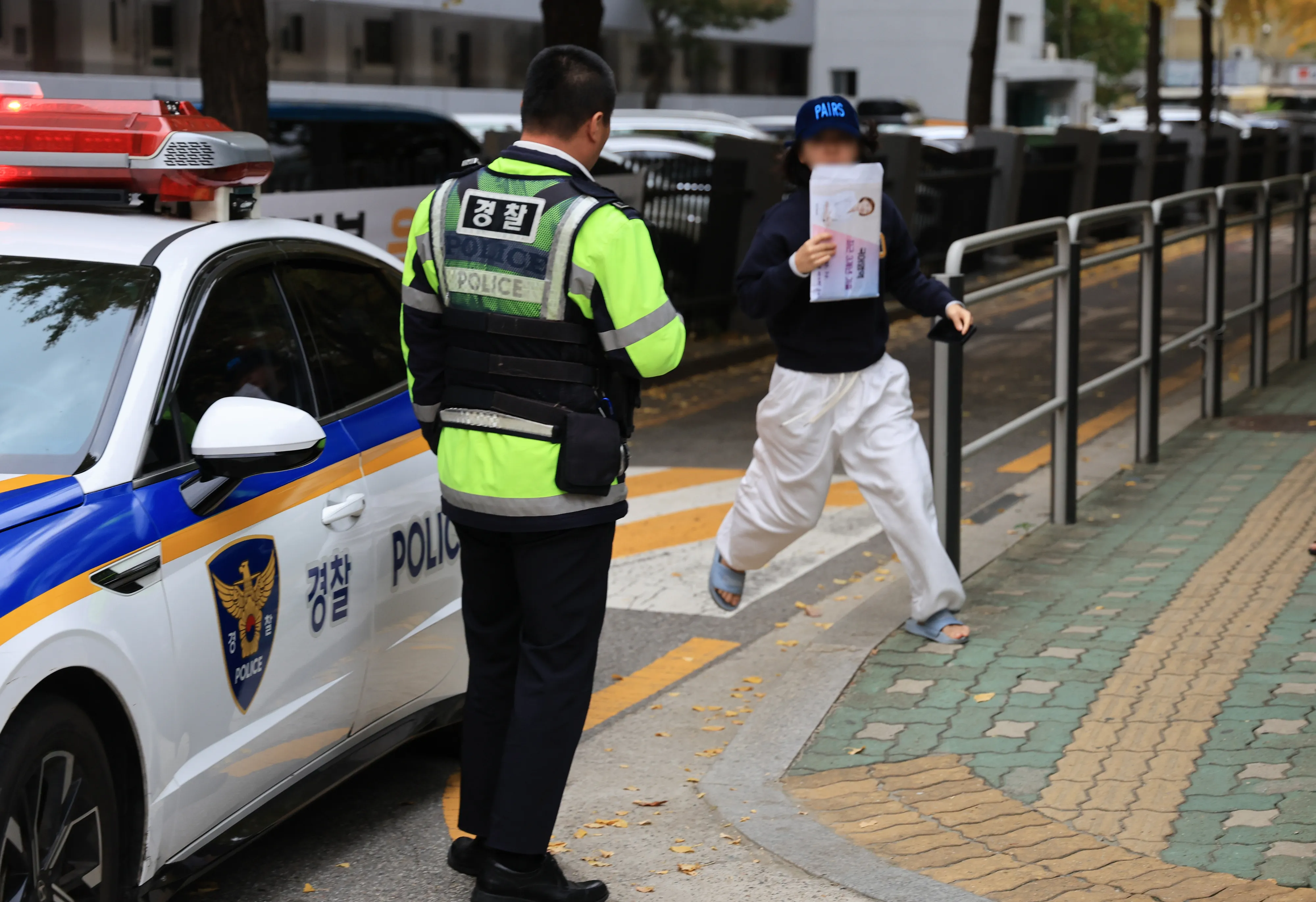 동생 수험표 가져다주는 가족  2025학년도 대학수학능력시험(수능)이 치러진 14일 오전 서울 영등포구 여의도여고에서 가족이 경찰차를 타고 와 동생의 수험표를 가져다주고 있다. 2024.11.14 연합뉴스