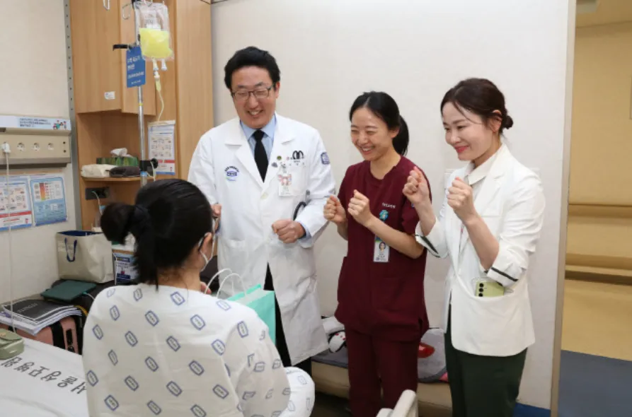 수능 하루 전(13일) 서울성모병원 의료진이 갑작스러운 혈액암 진단으로 입원 치료가 필요하여 병원에서 시험을 치르게 될 수험생을 응원하고 있다. 좌측부터 혈액내과 민기준 교수, 신지선 간호사, 윤선희 병동 UM 간호사. 서울성모병원 제공