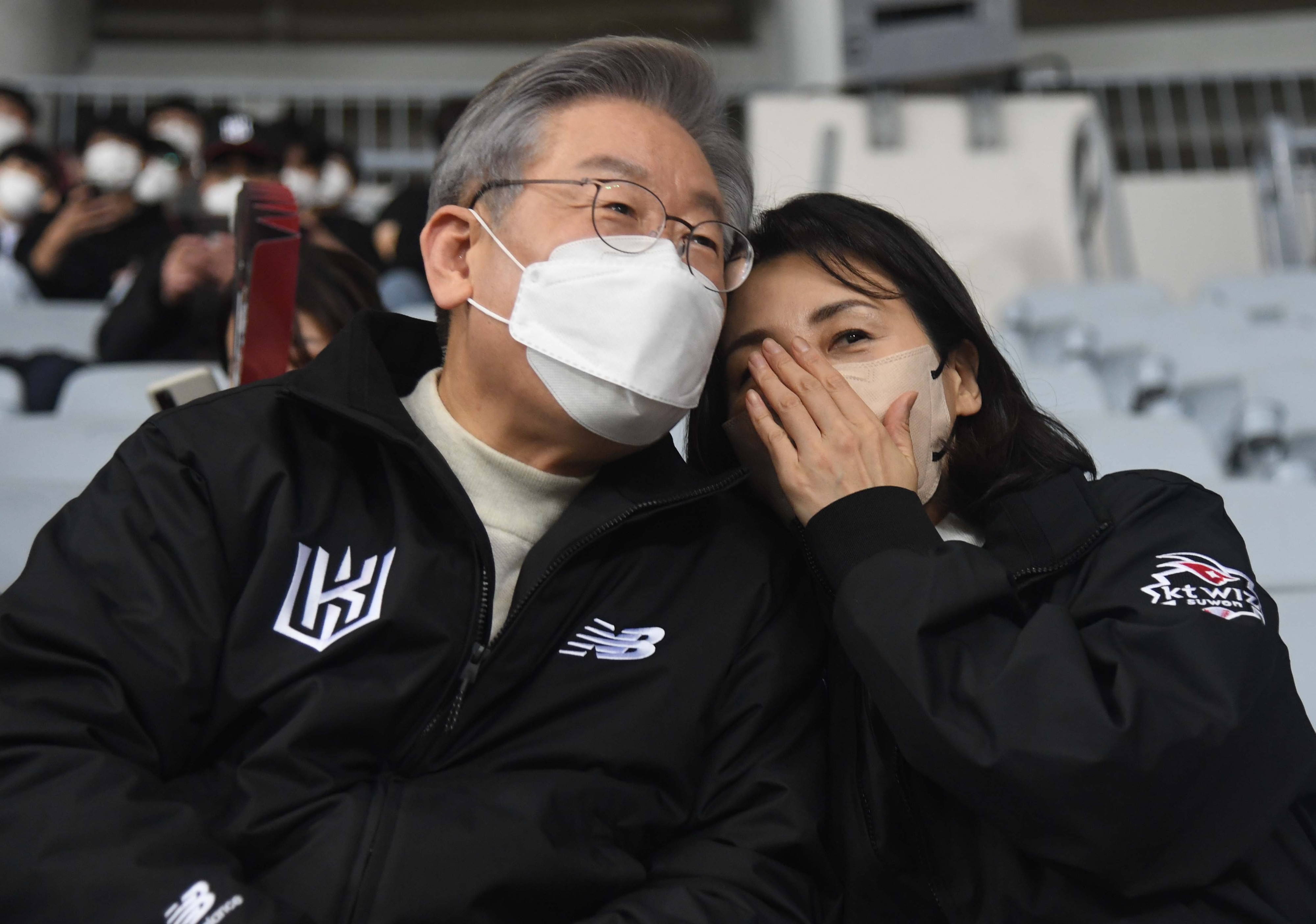 2021년 이재명(왼쪽) 당시 더불어민주당 대선 경선 후보와 부인 김혜경 여사가 서울 고척돔에서 열린 프로야구 한국시리즈 4차전을 관람하며 귓속말을 주고받는 모습. 2021.11.18 [국회 사진기자단]