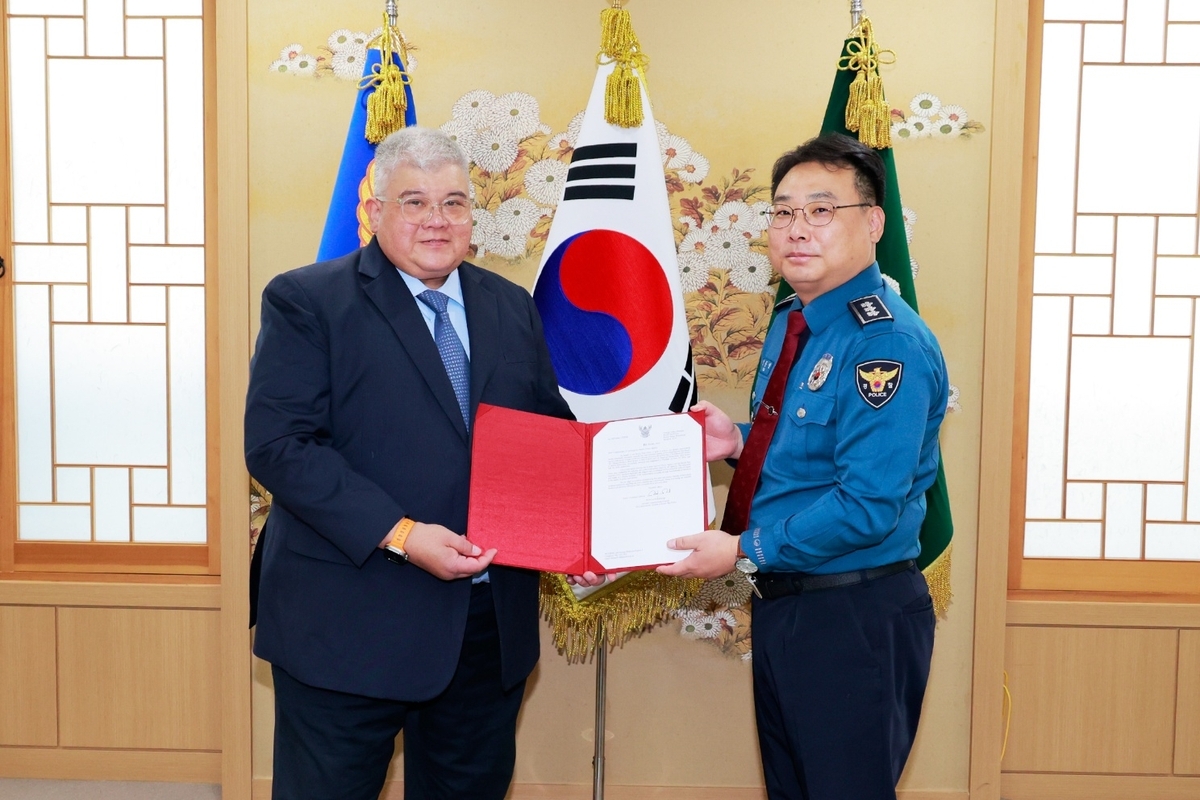 김준영 경기남부경찰청장(오른쪽)과 수라판 타이프라셋 태국왕립경찰청 외사국장. 경기남부경찰청 제공