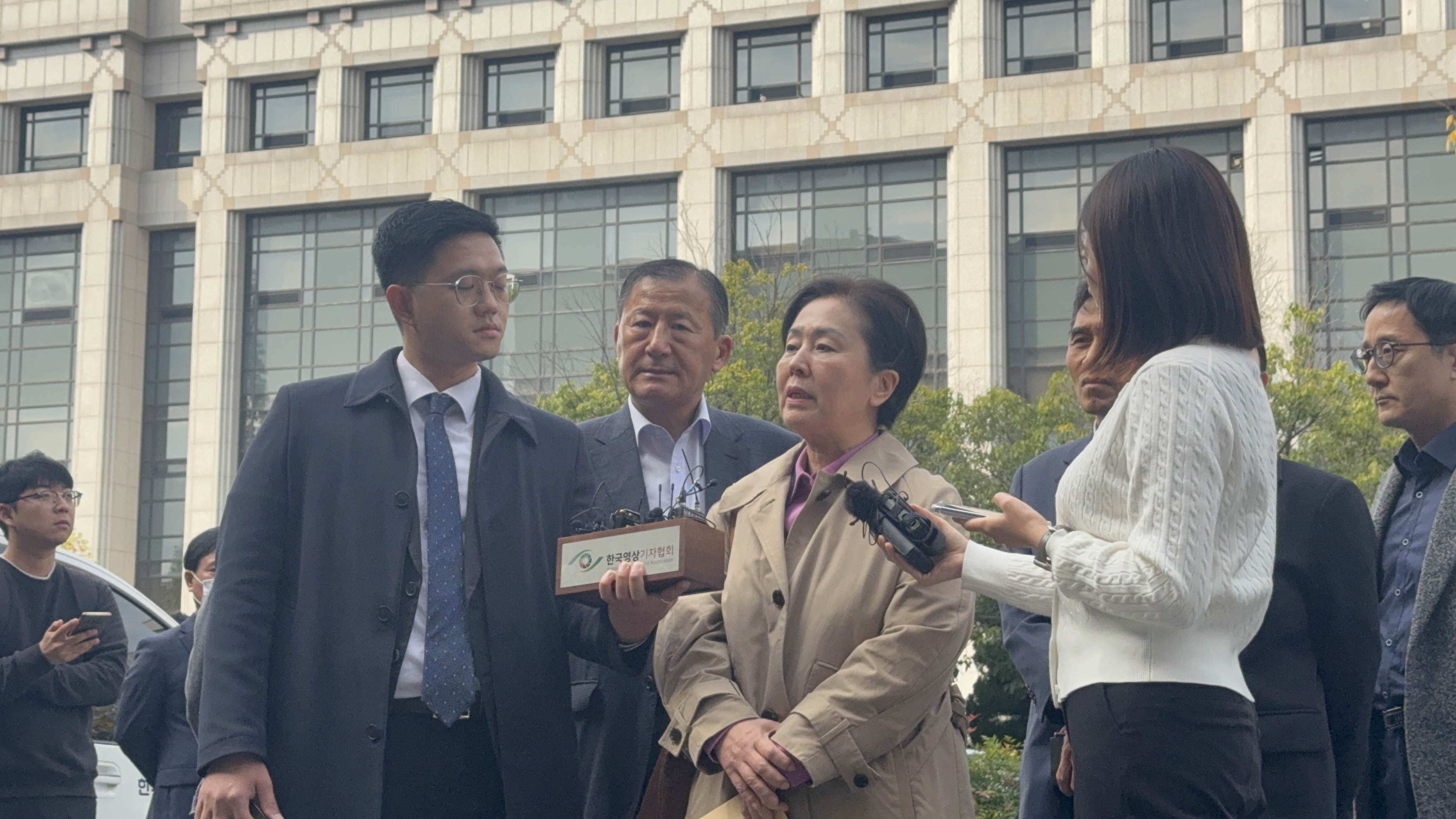 14일 정치자금법 위반 혐의 피의자인 김영선 전 국회의원이 구속 전 피의자 심문을 받고자 창원지방법원 청사로 들어가고 있다. 2024.11.14. 이창언 기자