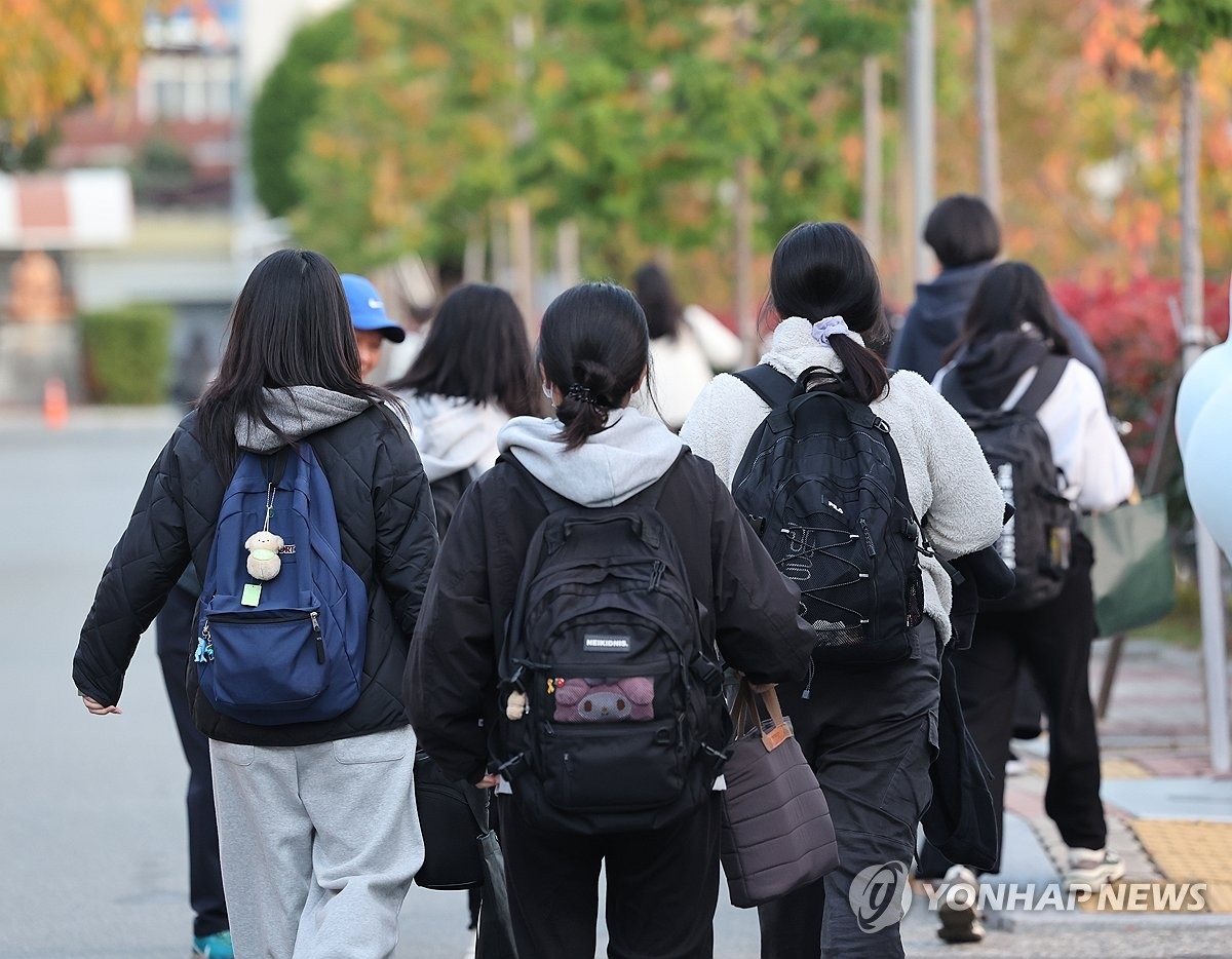 2025학년도 대학수학능력시험일인 14일 오전 울산 남구 울산여자고등학교에 마련된 시험장으로 수험생들이 들어가고 있다. 연합뉴스