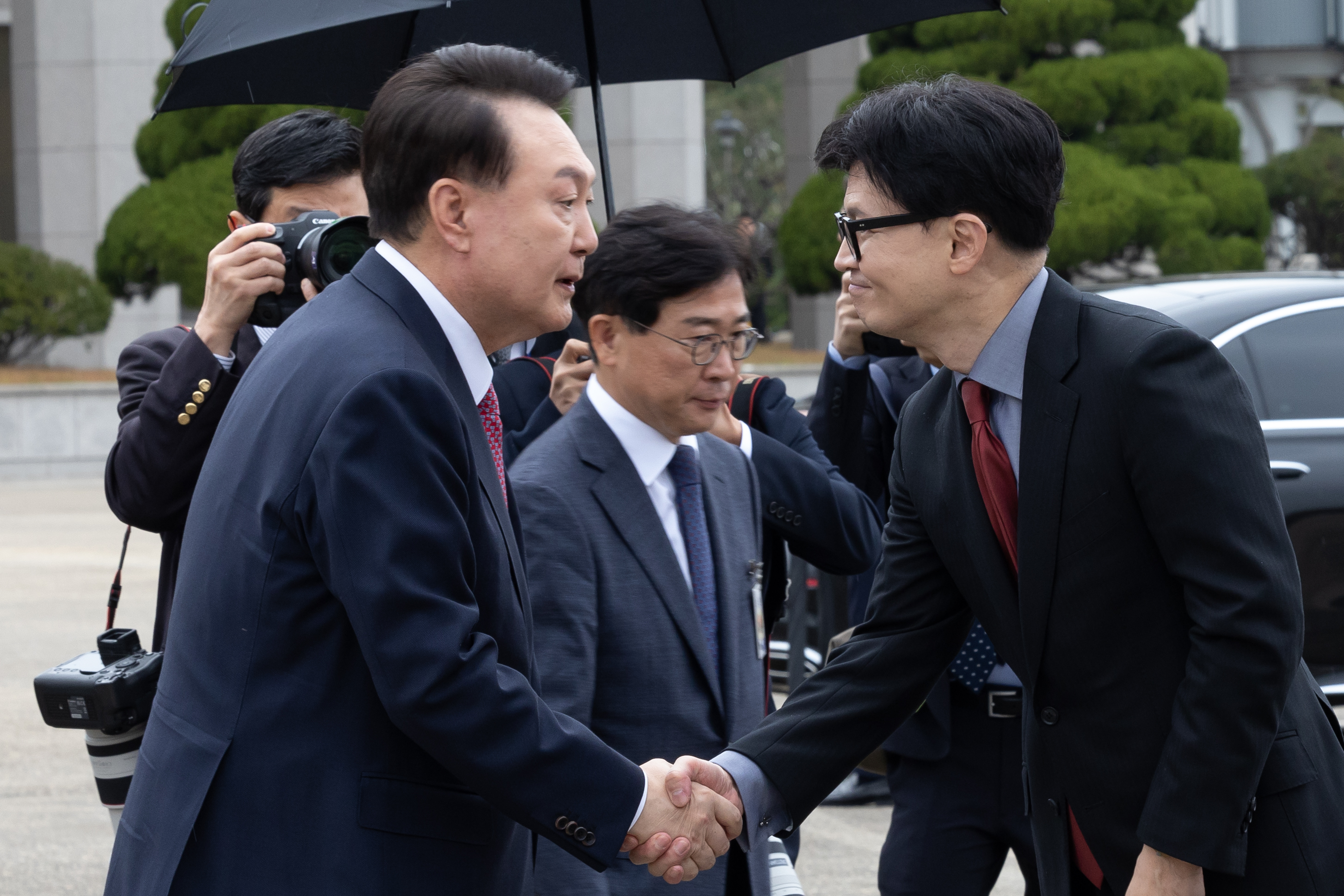 윤석열 대통령이 14일 경기 성남 서울공항에서 아시아태평양경제협력체(APEC) 및 주요 20개국(G20) 정상회의 참석을 위해 페루와 브라질 순방에 나서며 환송하기 위해 나온 한동훈(오른쪽) 국민의힘 대표와 악수하고 있다. 대통령실 제공