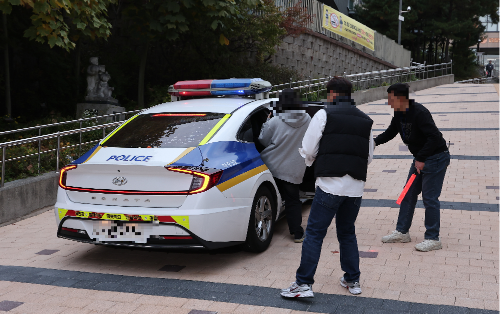 2025학년도 대학수학능력시험일인 14일 오전 서울시교육청 12지구 제22시험장인 서울 마포구 홍익대학교사범대학부속여자고등학교에서 한 수험생이 경찰차에 탑승해 시험장으로 향하고 있다. 2024.11.14 뉴스1