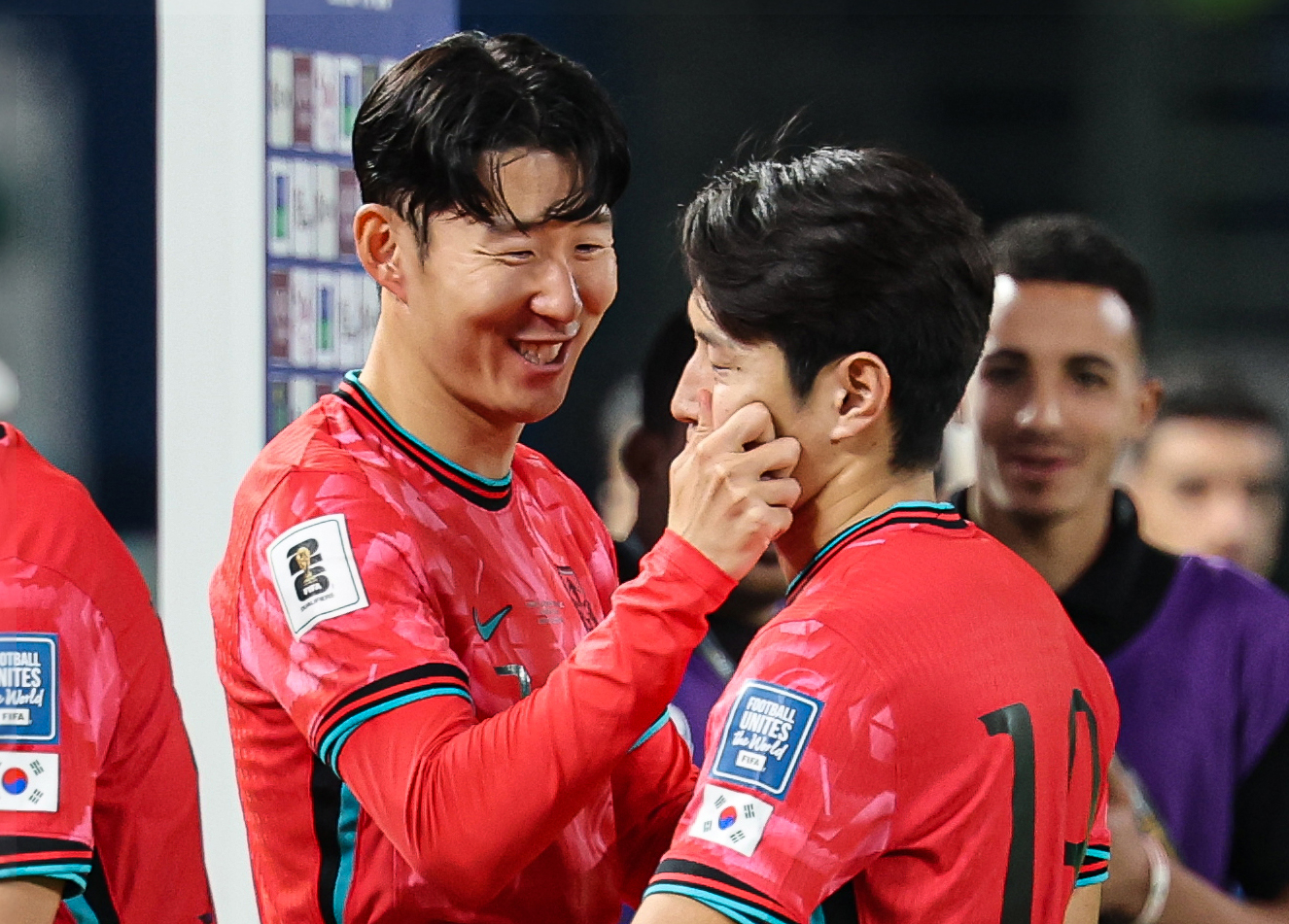 한국 남자축구 국가대표팀 주장 손흥민이 15일(한국시간) 쿠웨이트 자베르 알 아흐메드 국제경기장에서 열린 2026 북중미월드컵 아시아 지역 3차 예선 B조 5차전 쿠웨이트와의 원정 경기에서 3-1로 승리한 뒤 이강인과 기뻐하고 있다. 쿠웨이트 연합뉴스