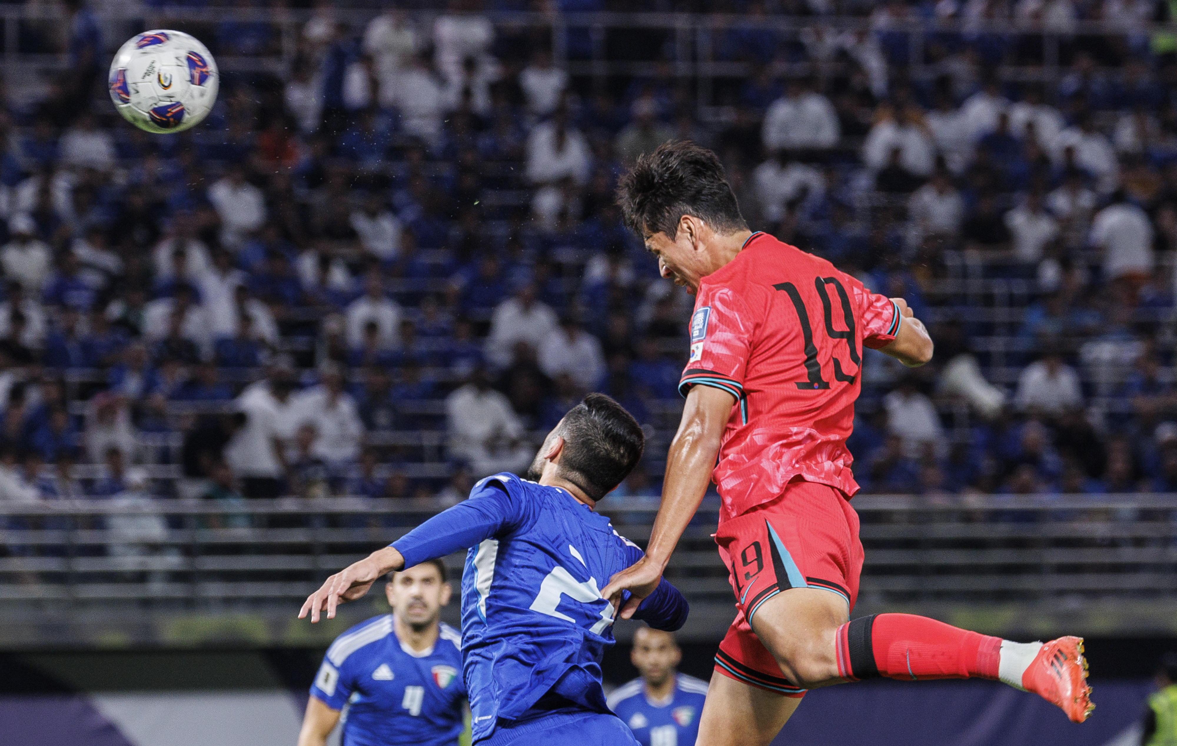 한국 남자축구 국가대표 오세훈이 15일(한국시간) 쿠웨이트 자베르 알 아흐메드 국제경기장에서 열린 2026 북중미월드컵 아시아 지역 3차 예선 B조 5차전 쿠웨이트와의 원정 경기에서 선제골을 넣고 있다. 쿠웨이트 연합뉴스