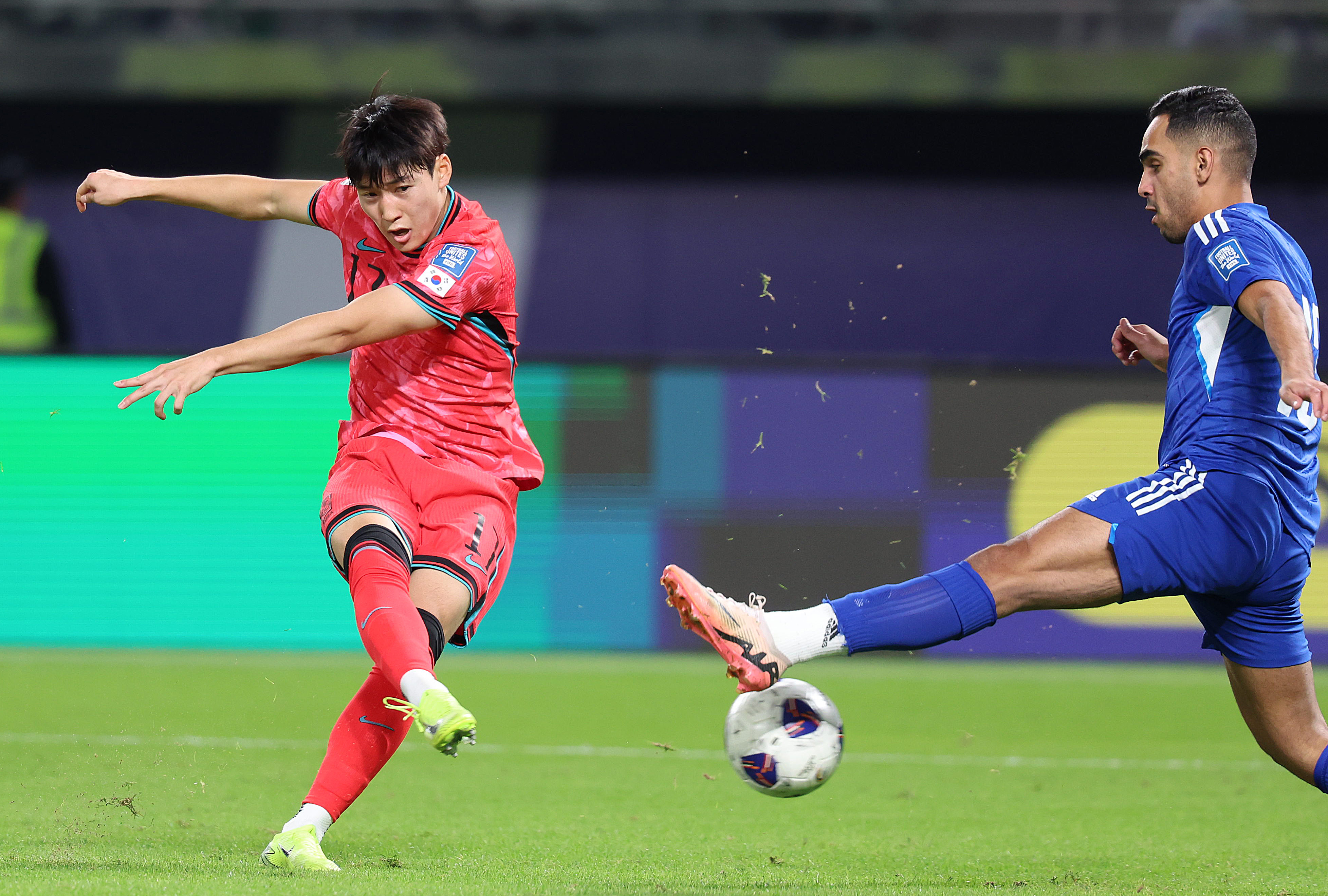 한국 남자축구 국가대표 배준호가 15일(한국시간) 쿠웨이트 자베르 알아흐메드 국제경기장에서 마친 2026 북중미월드컵 아시아 지역 3차 예선 B조 5차전 쿠웨이트와의 원정경기에서  슛하고 있다. 쿠웨이트 뉴시스