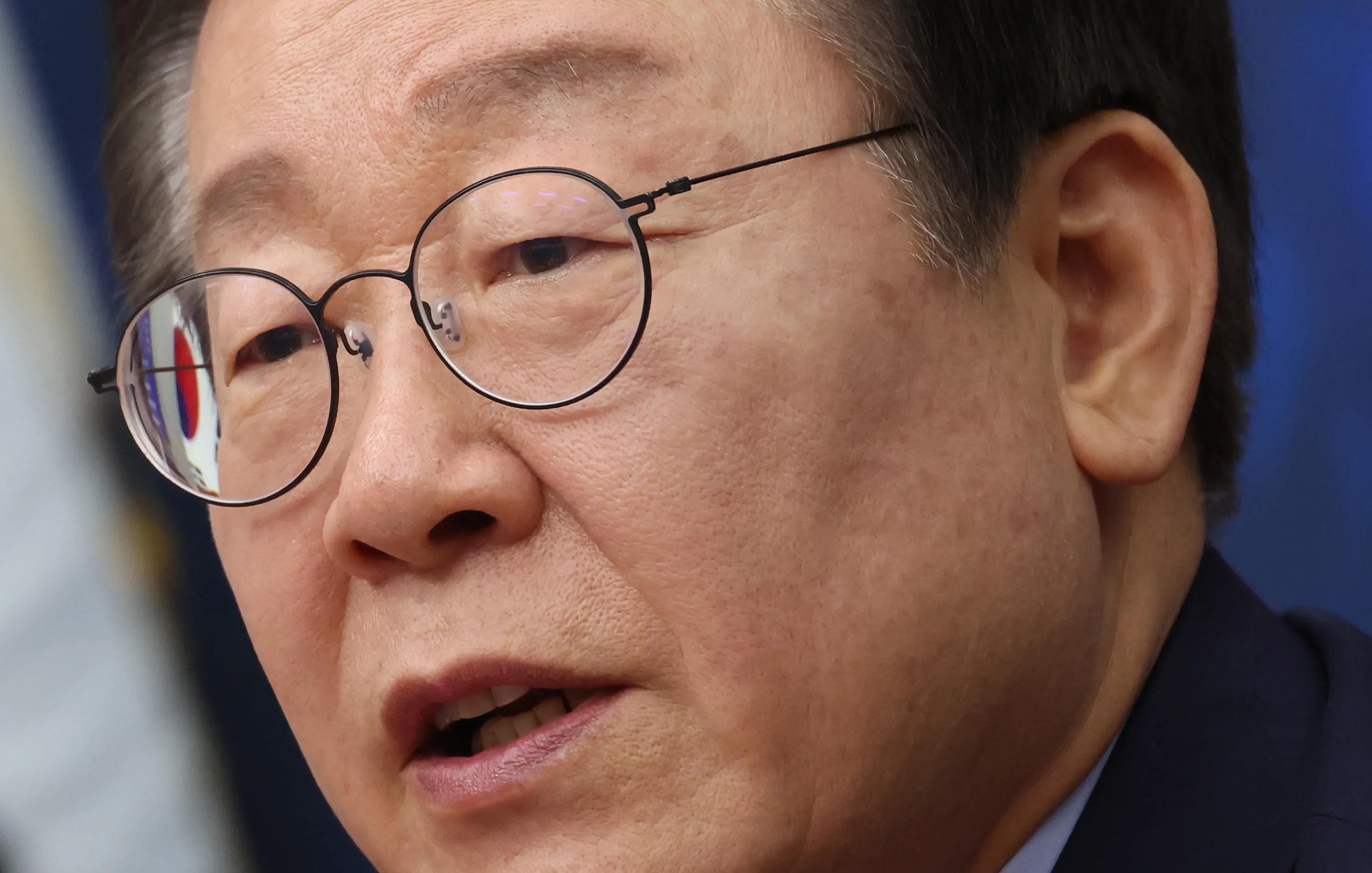 발언하는 이재명 대표  이재명 더불어민주당 대표가 15일 국회에서 열린 최고위원회의에서 발언하고 있다. 이날 오후에는 이 대표의 공직선거법 위반 혐의 사건에 대한 1심 선고 공판이 예정돼 있다. 2024.11.15