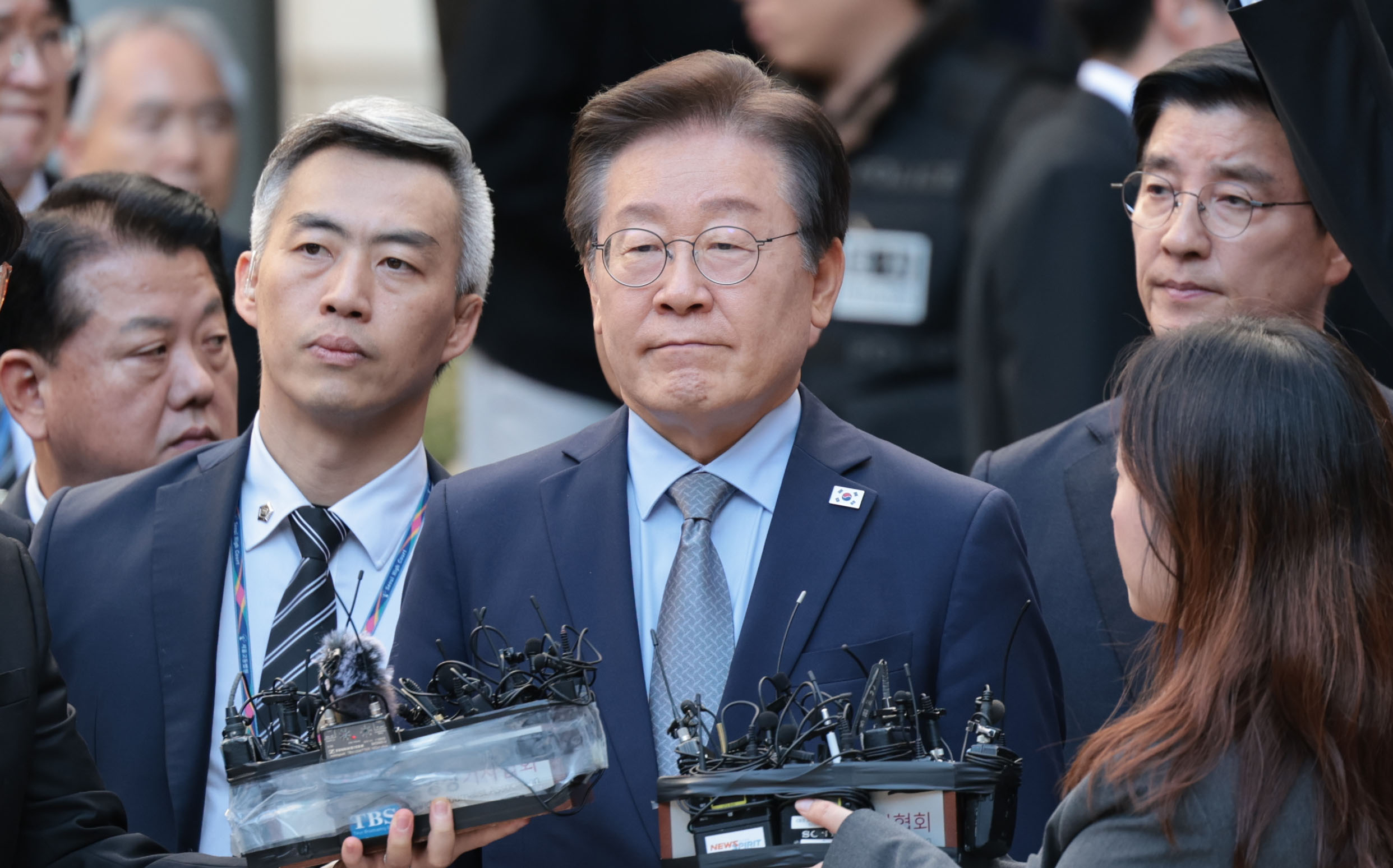 더불어민주당 이재명 대표가 15일 오후 서울 서초구 서울중앙지법에서 열린 공직선거법 위반 혐의 관련 1심 선고 공판을 마친 뒤 취재진 질문에 답하고 있다. 2024.11.15 연합뉴스