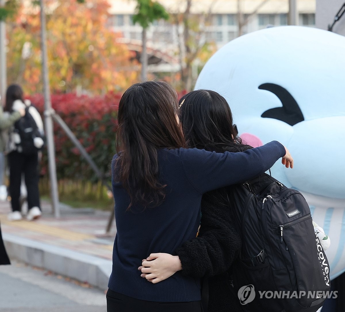 2025학년도 대학수학능력시험이 열린 지난 14일 오전 울산 남구 울산여고 앞. 한 수험생이 입실 전 가족의 응원을 받고 있다. 연합뉴스