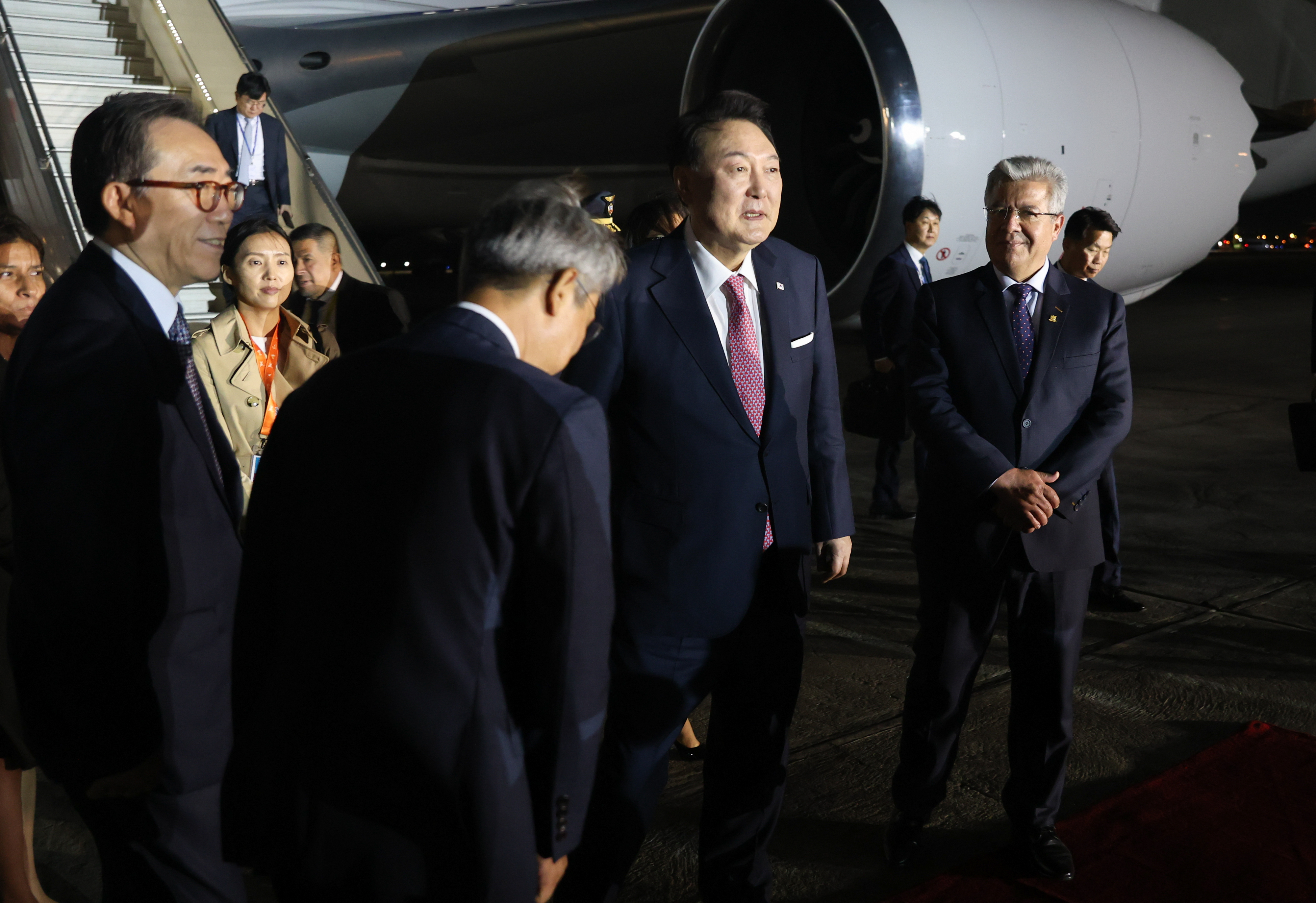 APEC 정상회의 참석차 페루 리마 도착한 윤 대통령