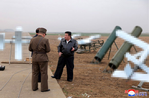 김정은 북한 국무위원장이 지난 14일 무인항공기술연합체 산하 연구소와 기업소들에서 생산한 각종 자폭 공격형무인기들의 성능시험을 현지에서 지도했다고 조선중앙통신이 15일 보도했다. 2024.11.15. 평양 조선중앙통신 연합뉴스